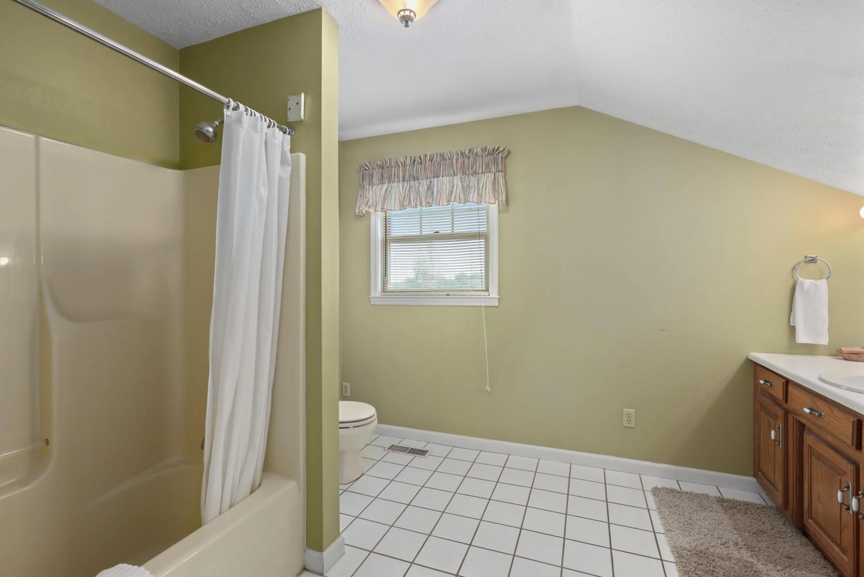 Bathroom in Four Seasons Country Inn