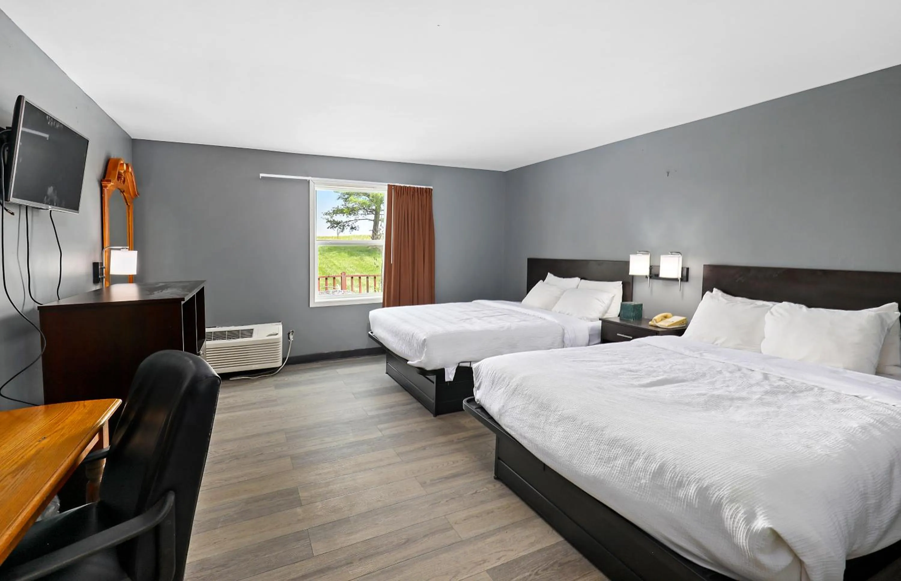 Bed in Four Seasons Country Inn