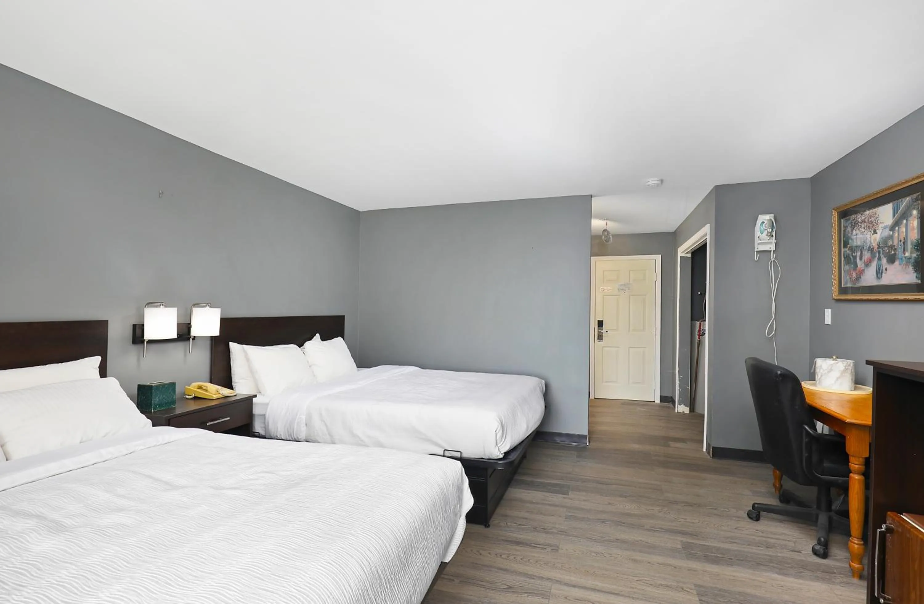 Bed in Four Seasons Country Inn