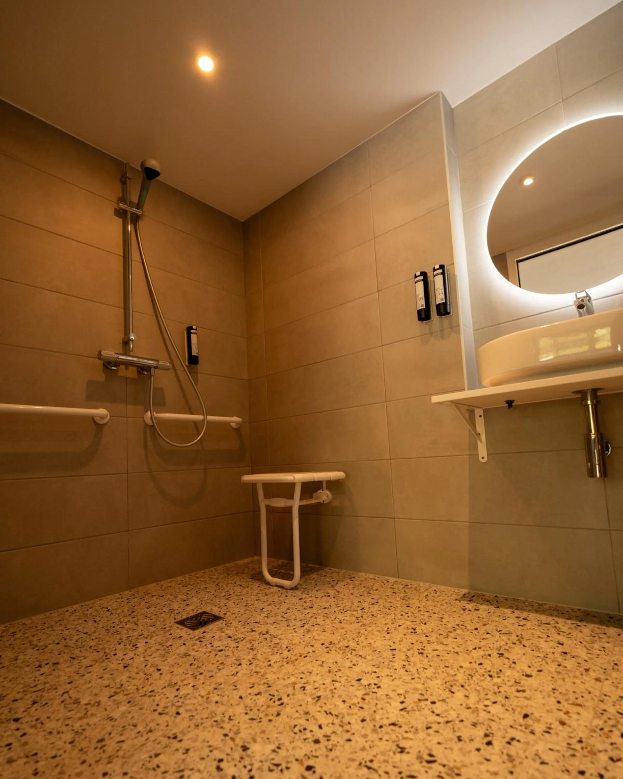 Bathroom in Kyriad Lyon Sud Sainte Foy