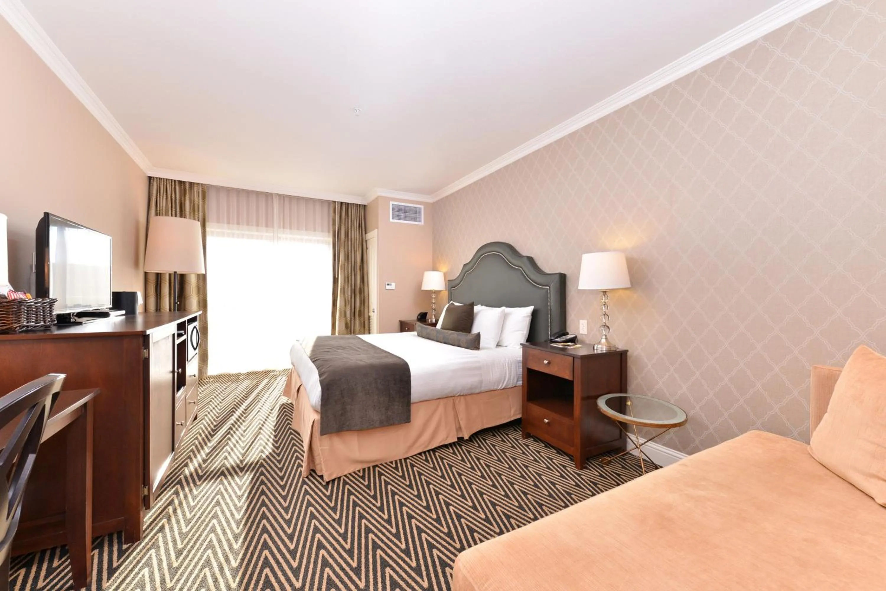 Bed in Majestic Inn and Spa