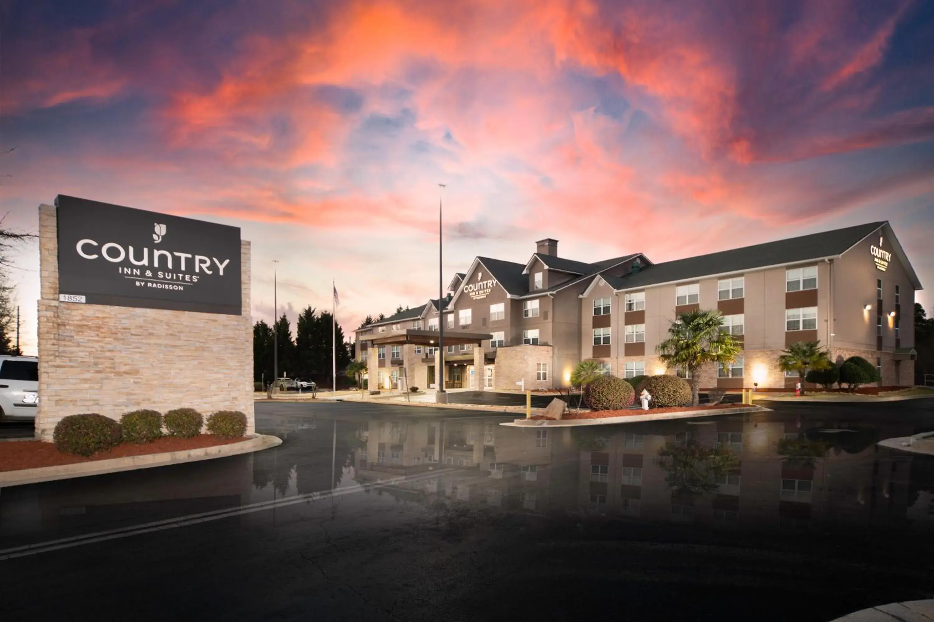 Property building in Country Inn & Suites by Radisson, Stone Mountain, GA Property building in Country Inn & Suites by Radisson, Stone Mountain, GA