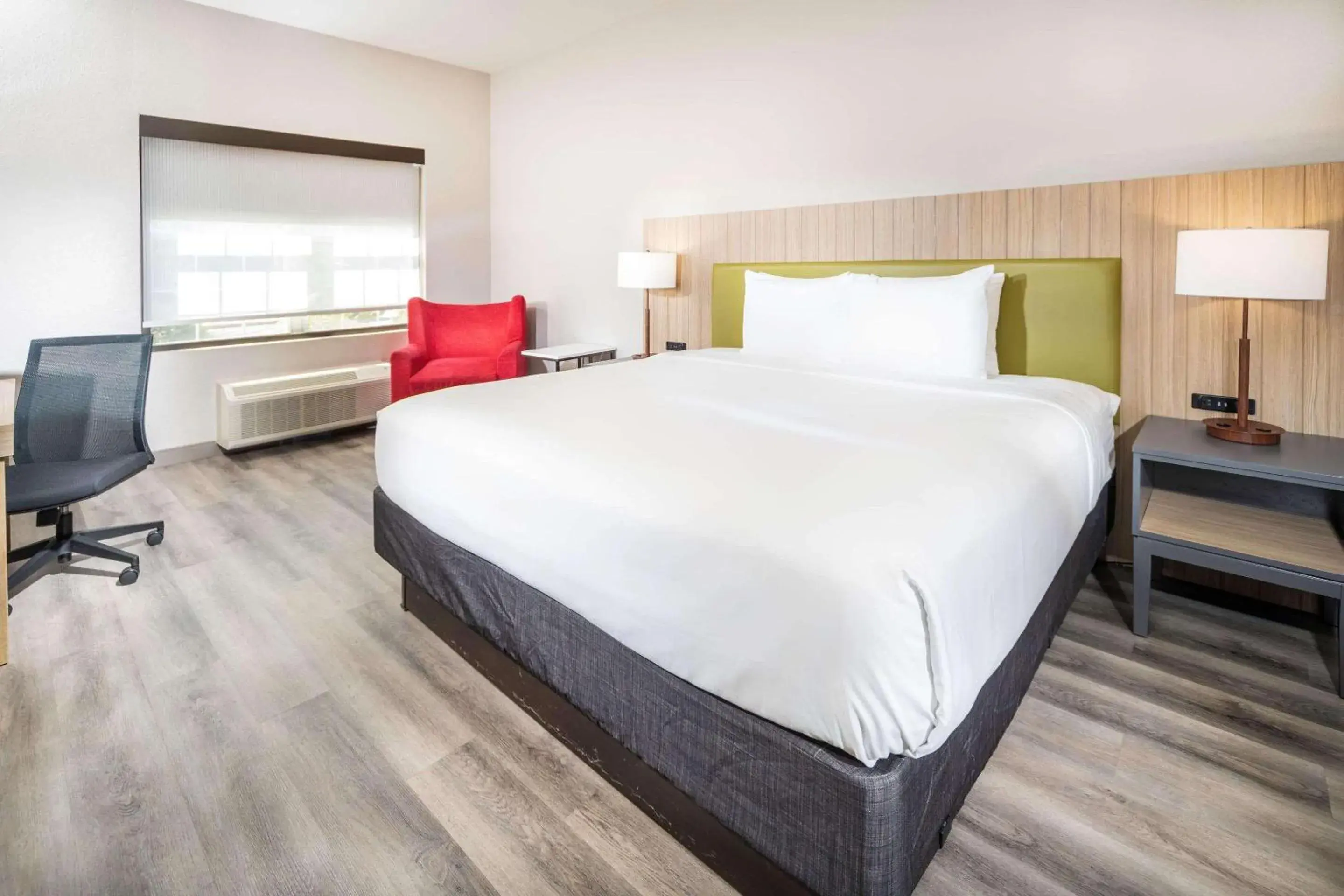 Bedroom, Bed in Country Inn & Suites by Radisson, Stone Mountain, GA Bedroom, Bed in Country Inn & Suites by Radisson, Stone Mountain, GA