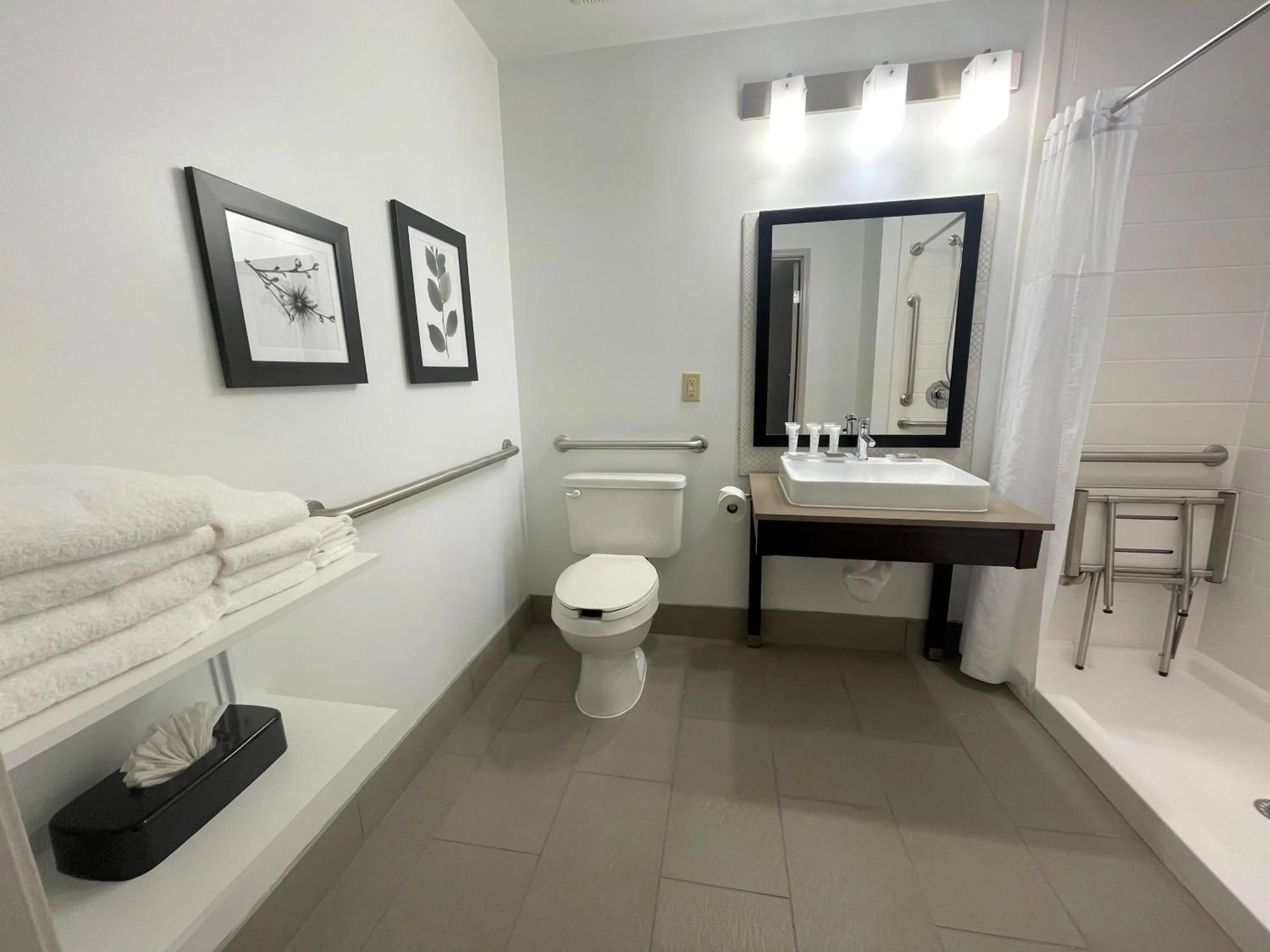 Bathroom in Country Inn & Suites by Radisson, Stone Mountain, GA