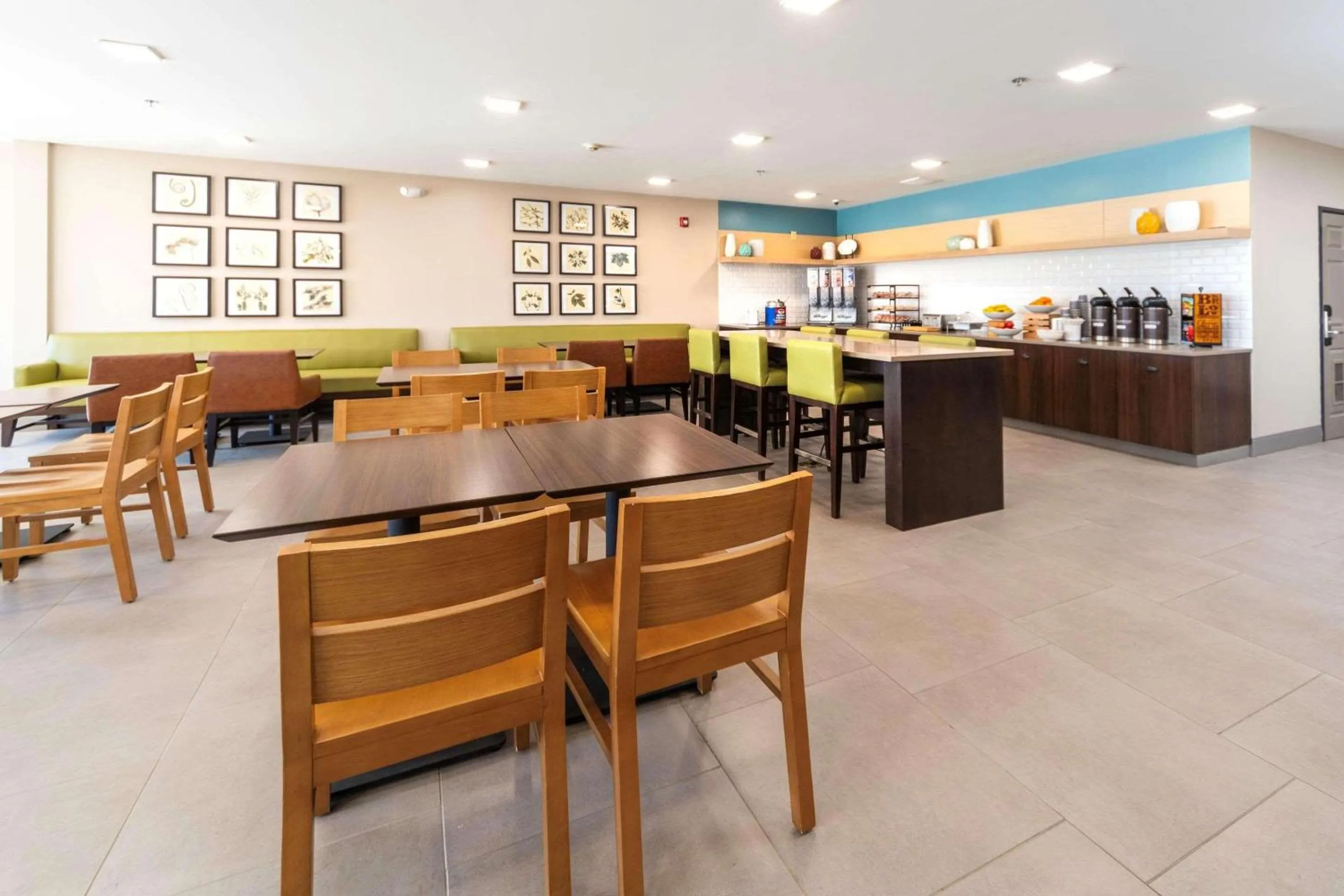 Breakfast in Country Inn & Suites by Radisson, Stone Mountain, GA