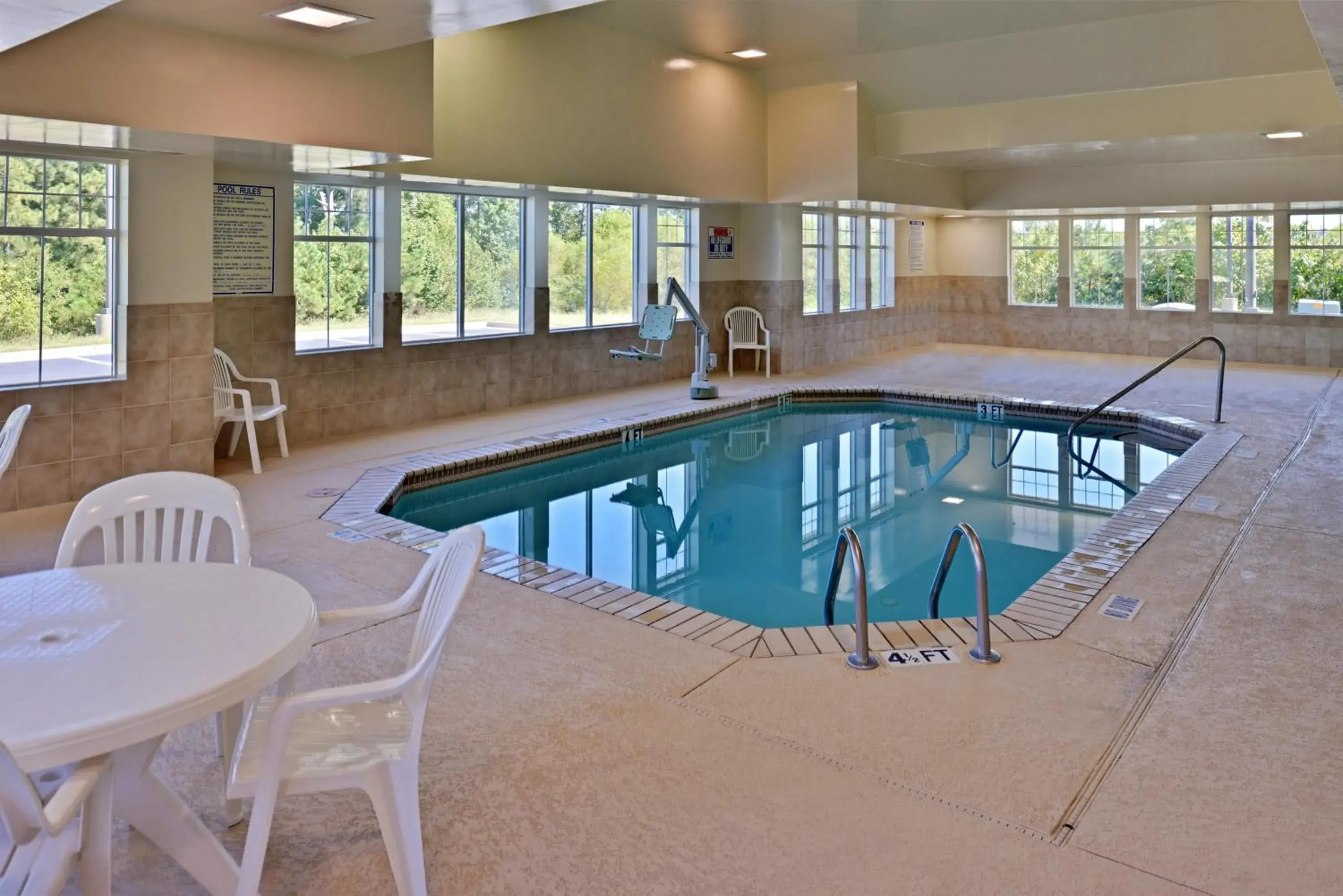 Swimming pool in Country Inn & Suites by Radisson, Stone Mountain, GA Swimming pool in Country Inn & Suites by Radisson, Stone Mountain, GA