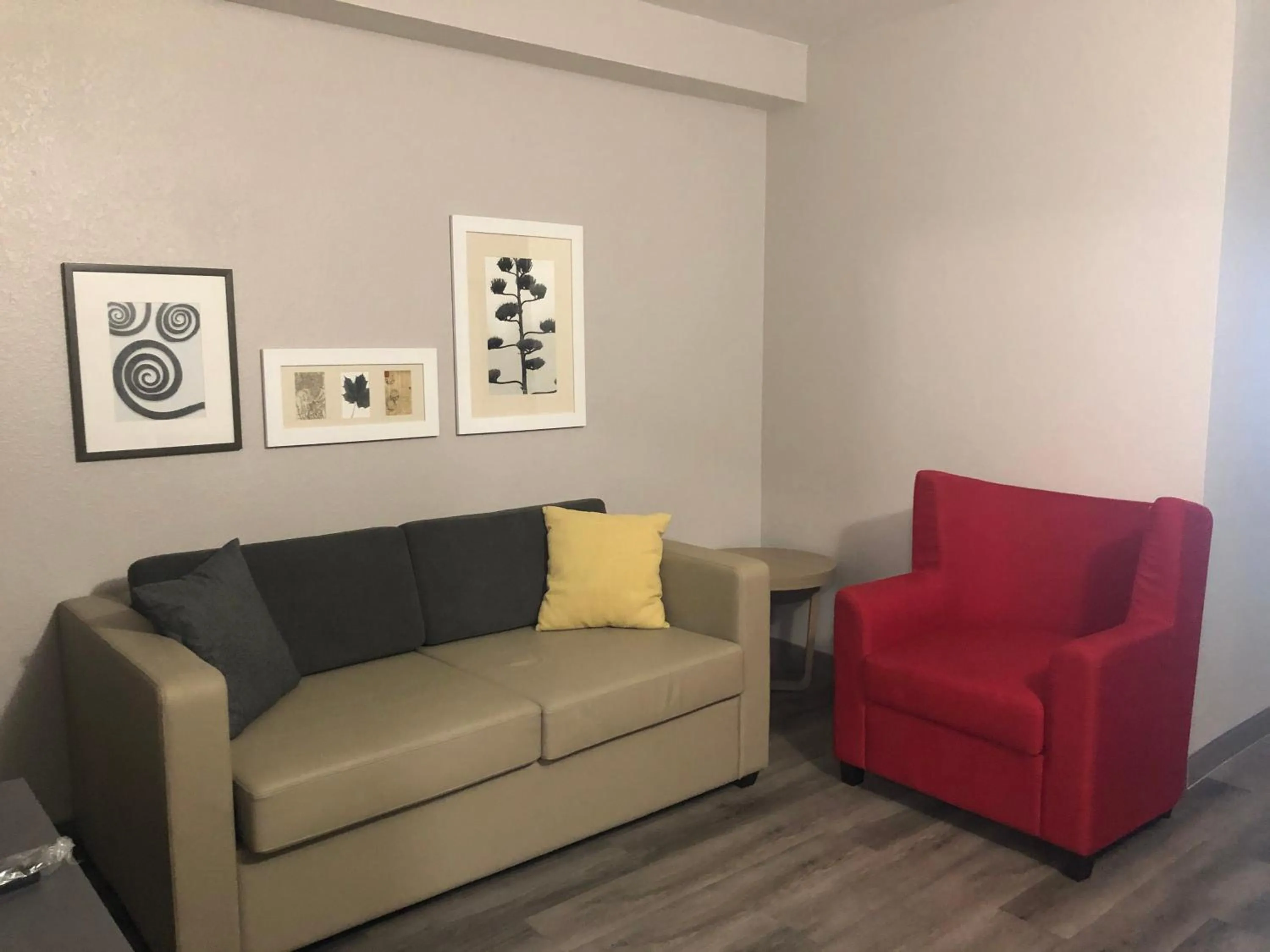 Living room in Country Inn & Suites by Radisson, Stone Mountain, GA