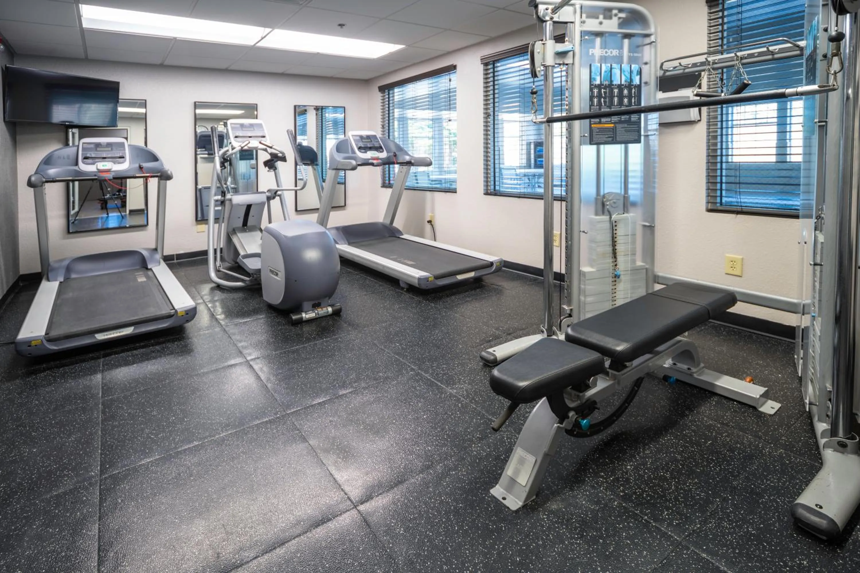 Fitness centre/facilities in Country Inn & Suites by Radisson, Stone Mountain, GA