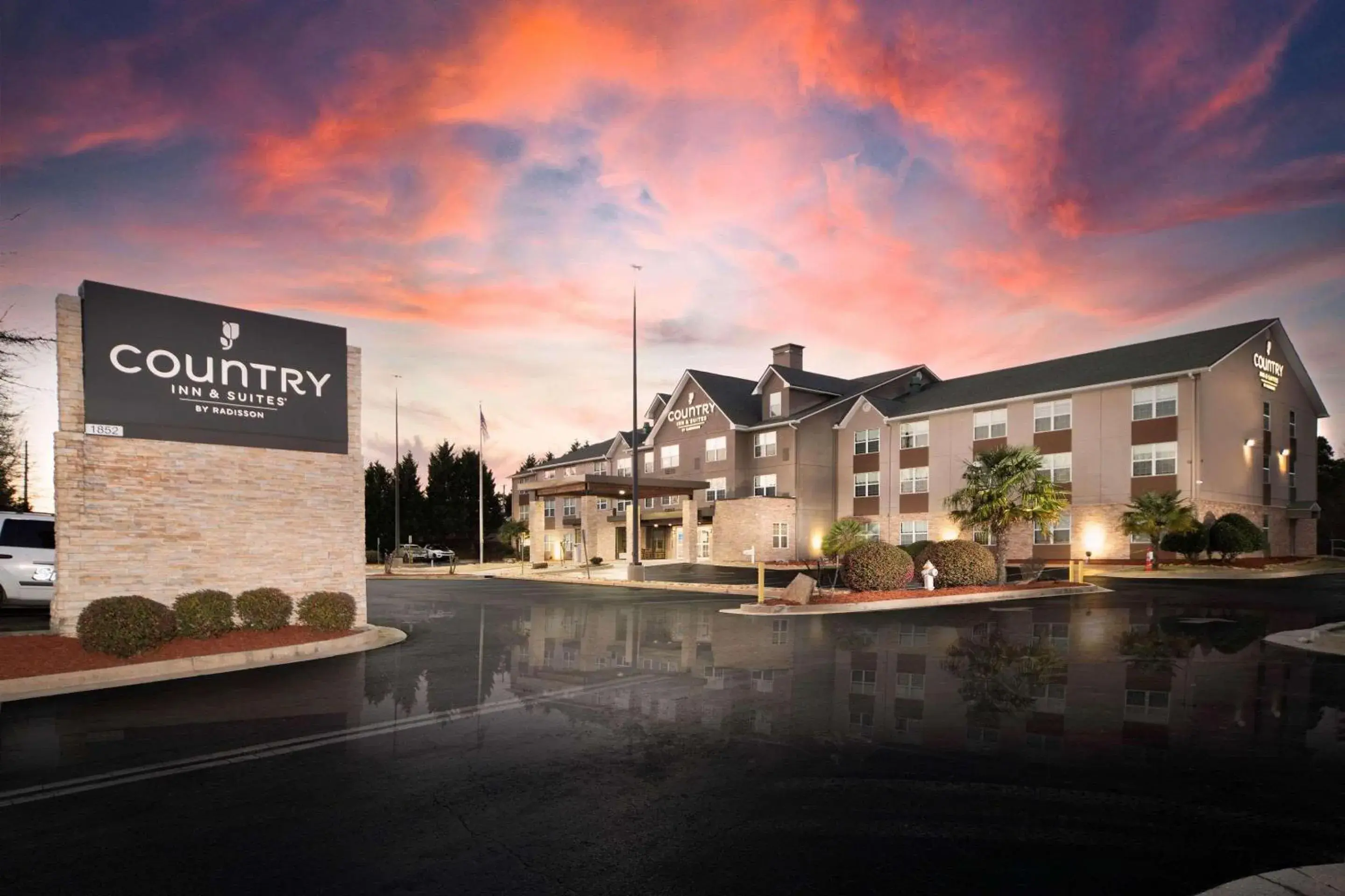 Property building in Country Inn & Suites by Radisson, Stone Mountain, GA Property building in Country Inn & Suites by Radisson, Stone Mountain, GA