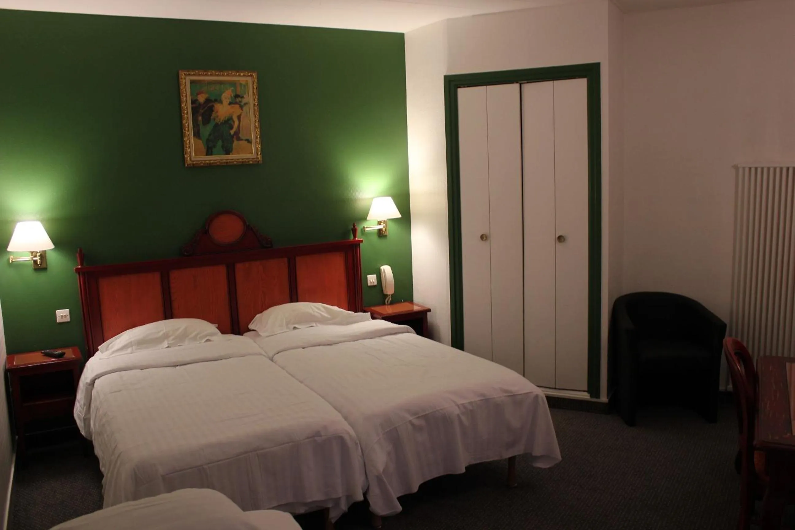 Photo of the whole room, Bed in Metropol