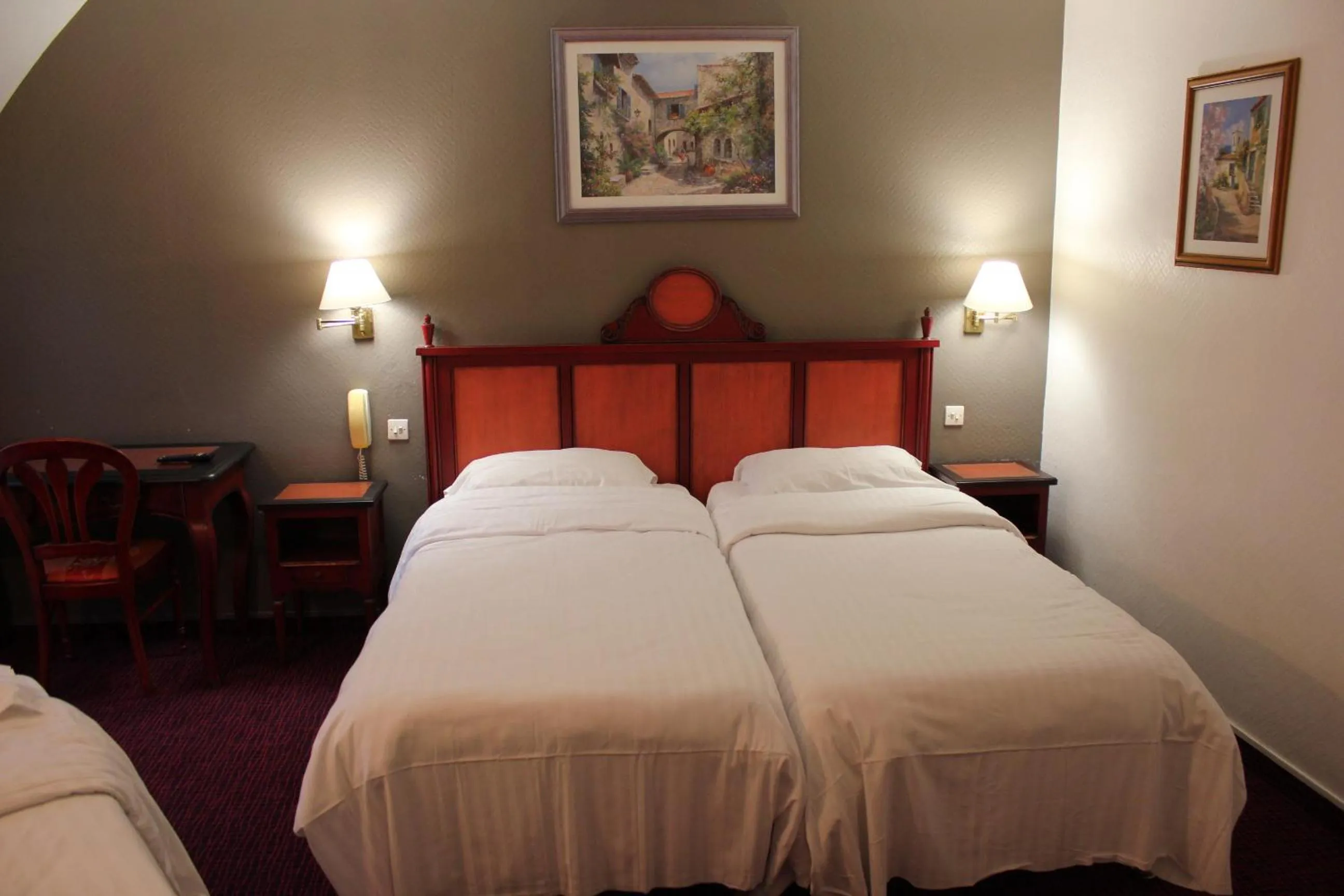 Photo of the whole room, Bed in Metropol