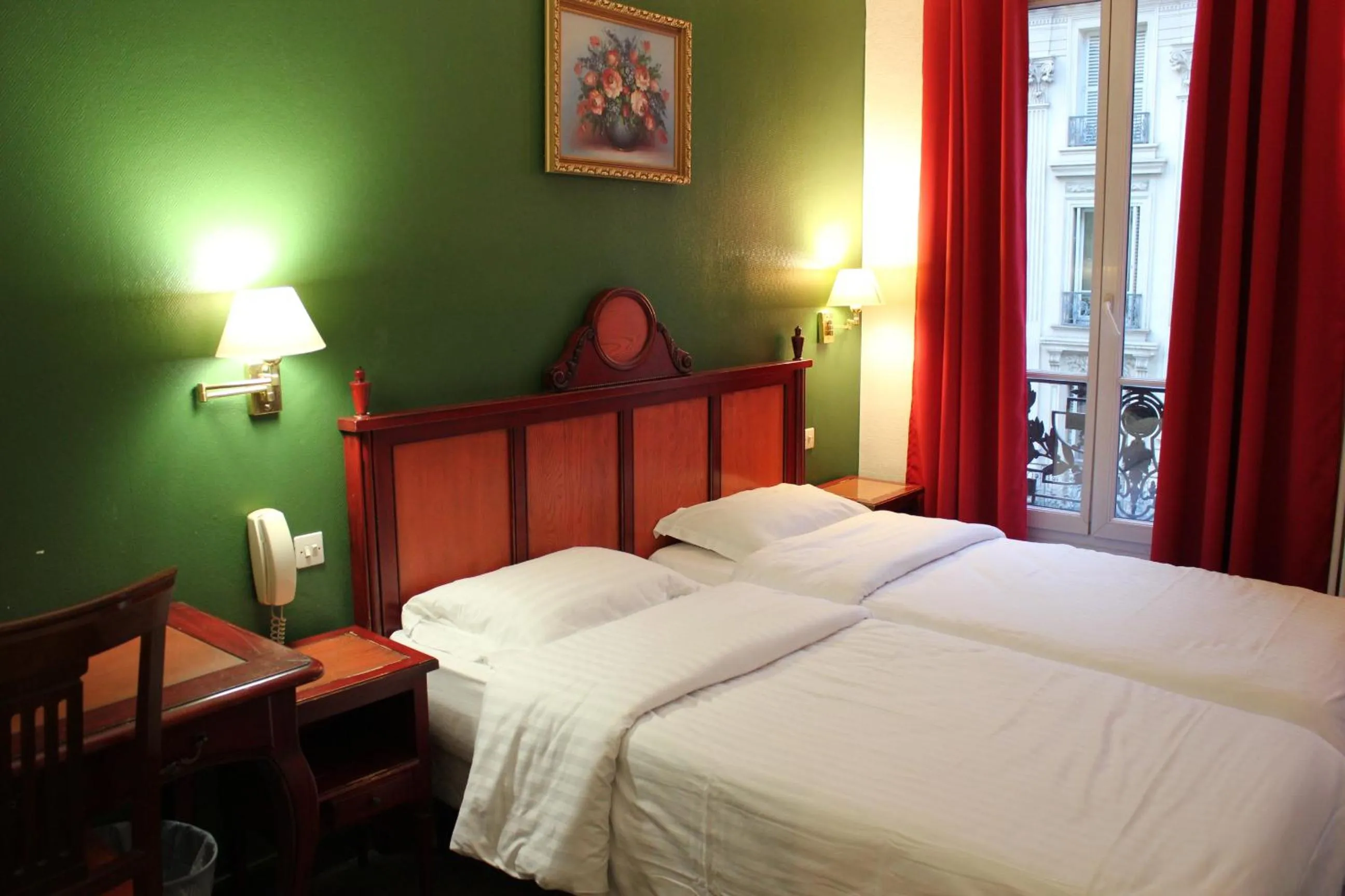 Photo of the whole room, Bed in Metropol