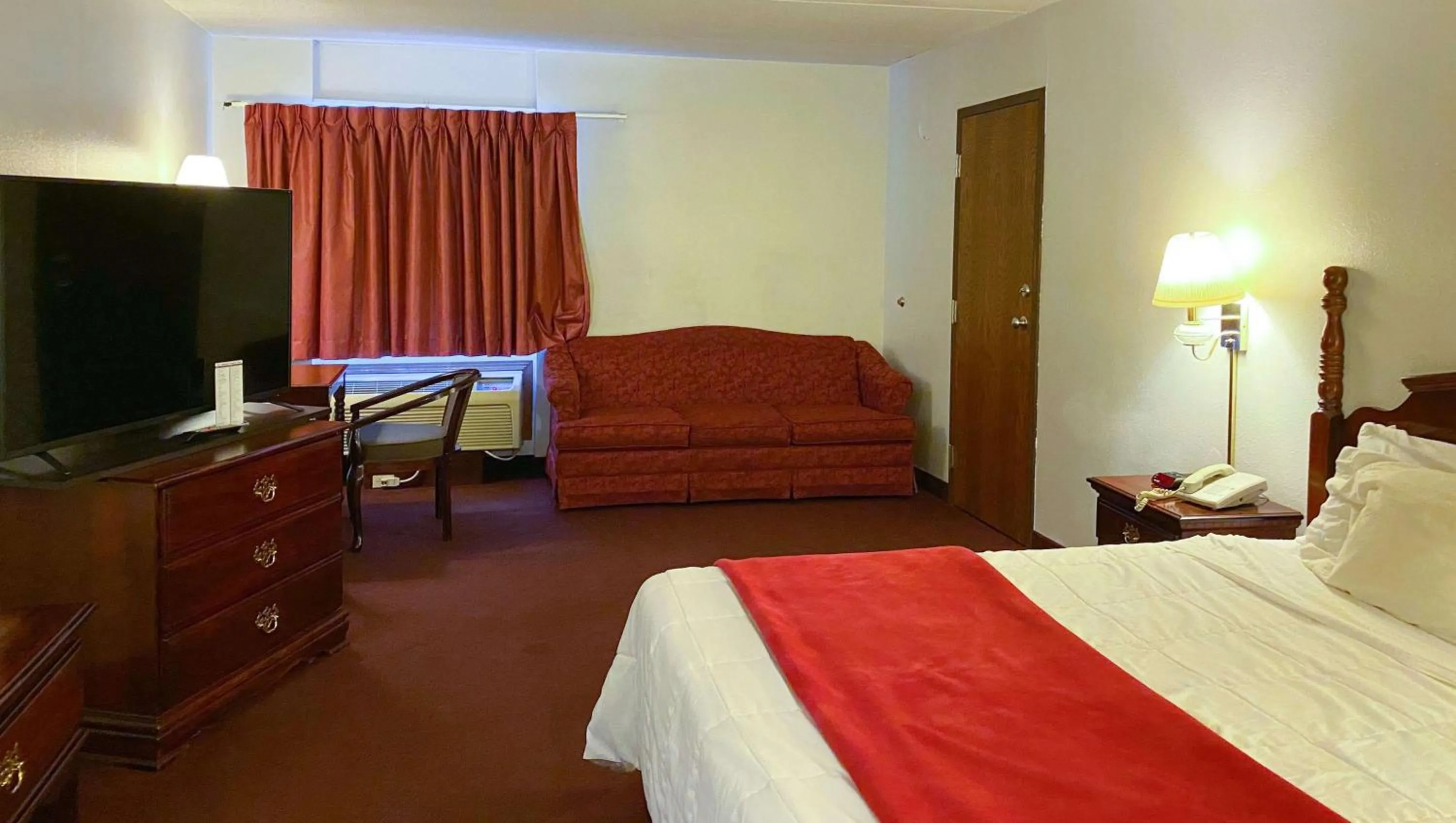 Photo of the whole room, Bed in Voyageur Inn and Conference Center