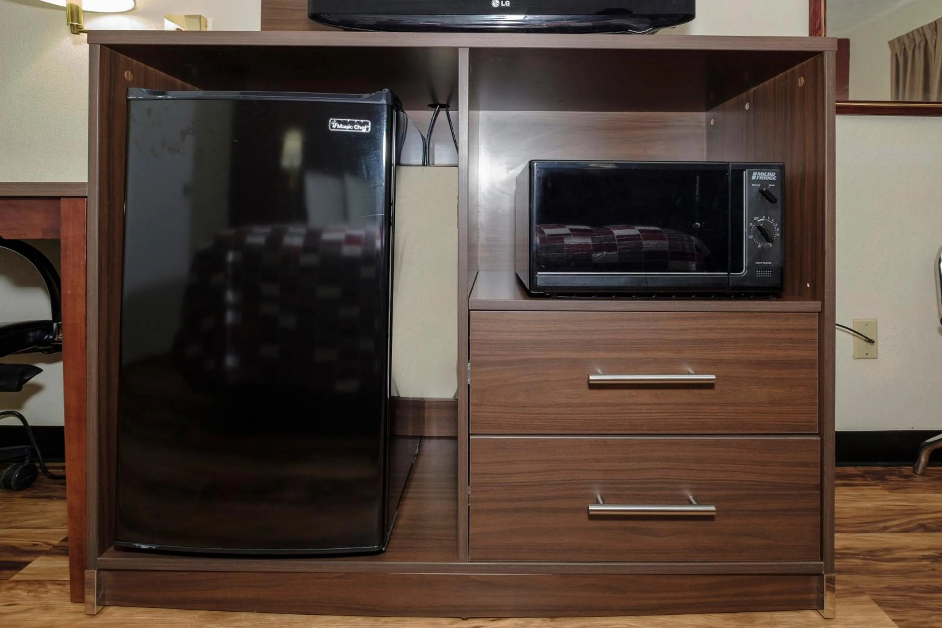 Photo of the whole room in Red Roof Inn Edgewood