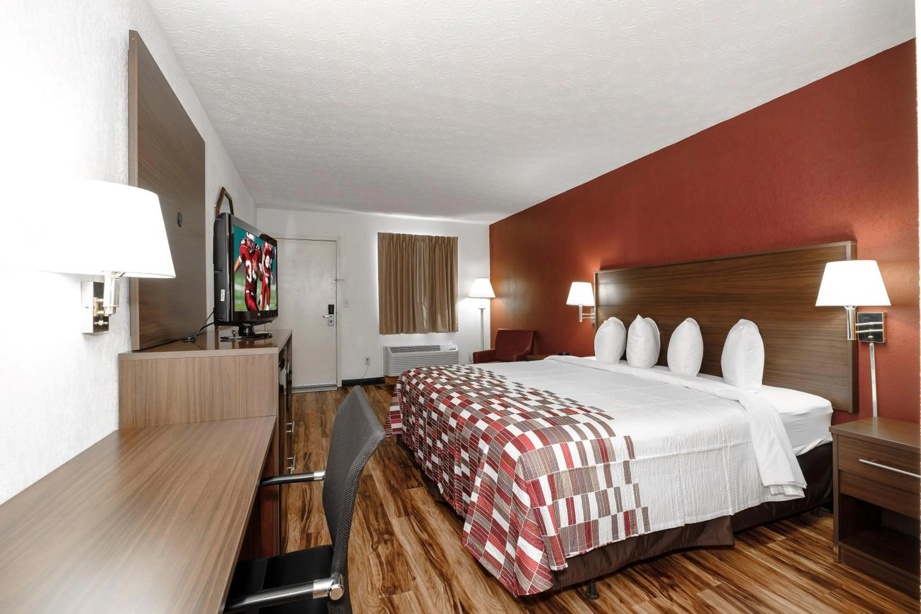 Photo of the whole room, Bed in Red Roof Inn Edgewood