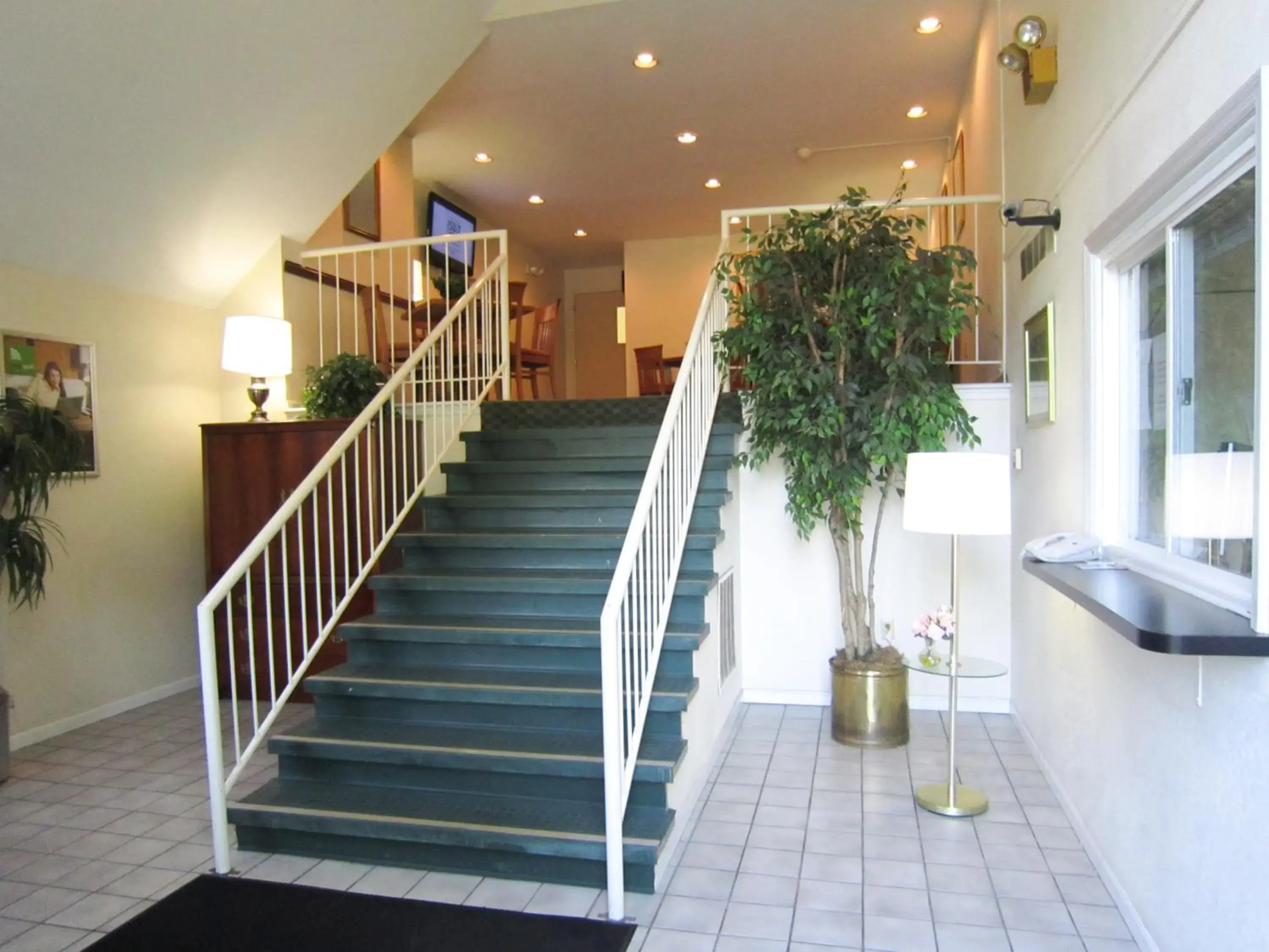 Lobby or reception in Suburban Studios Columbus East Lobby or reception in Suburban Studios Columbus East