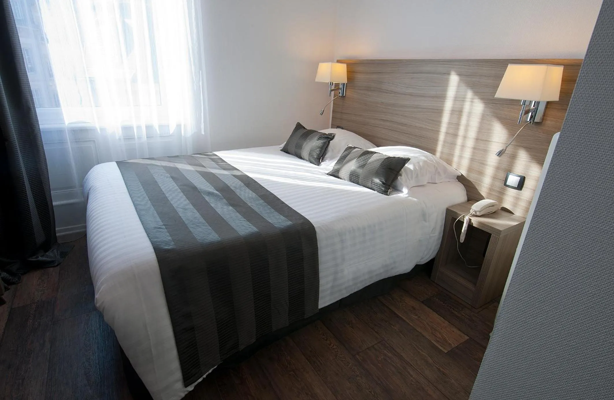 Bedroom, Bed in Hôtel le Grillon