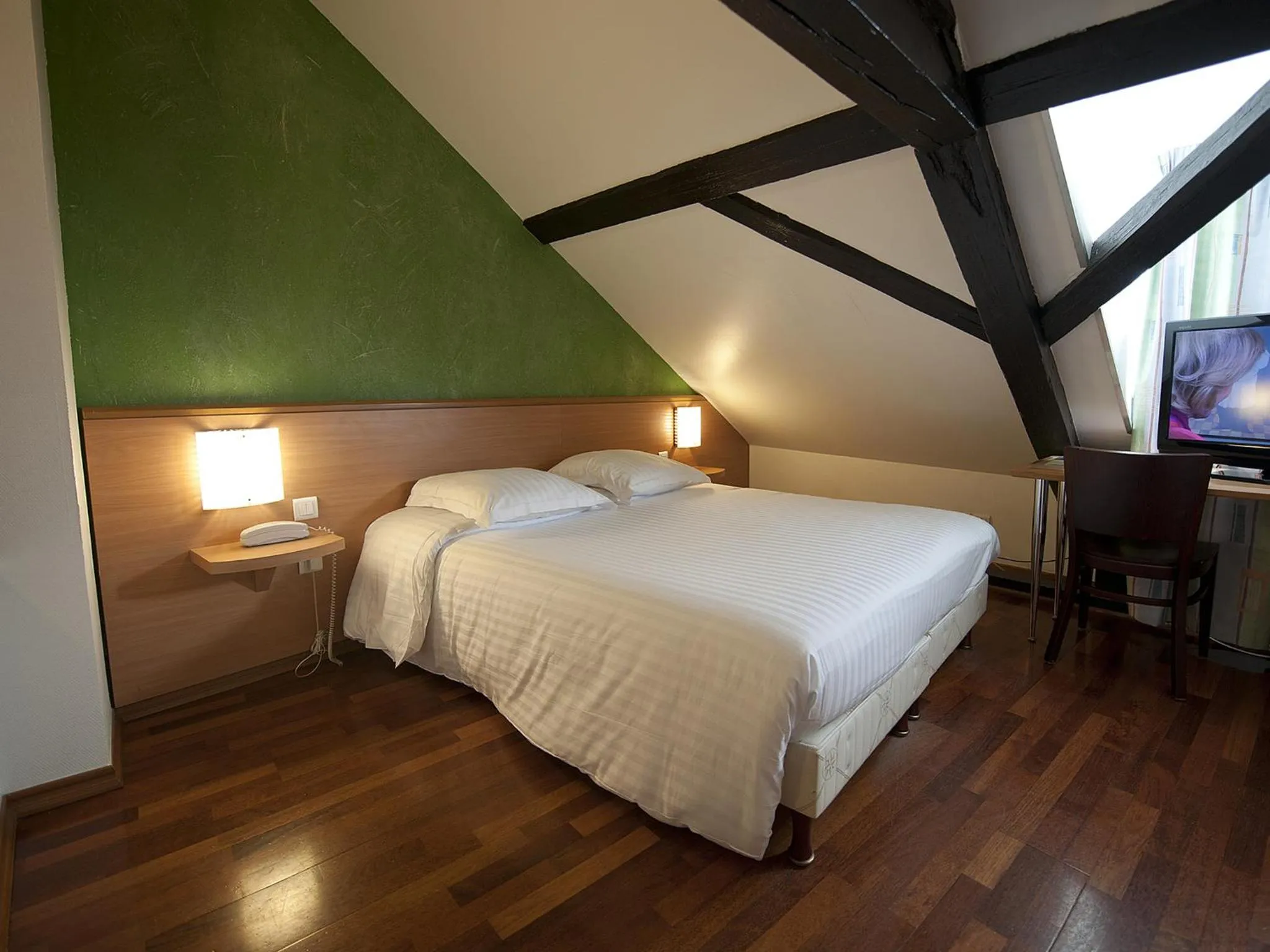 Bed in Hôtel le Grillon
