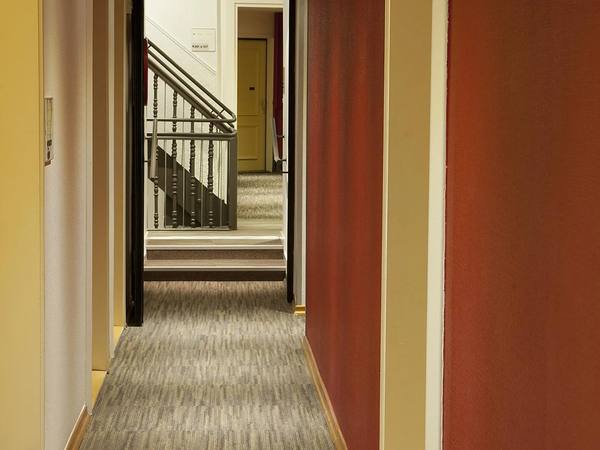 Decorative detail in Hôtel le Grillon