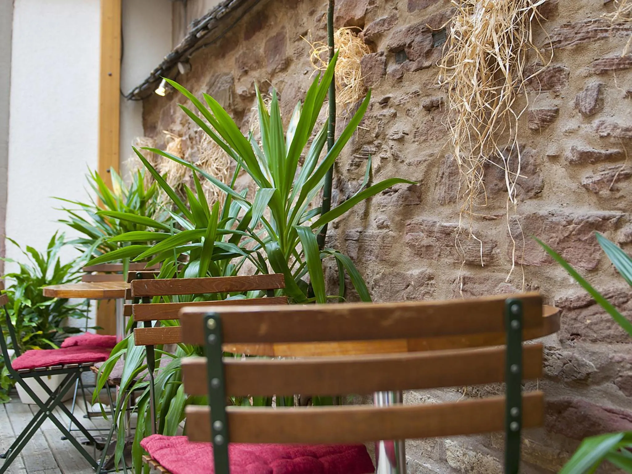 Patio in Hôtel le Grillon