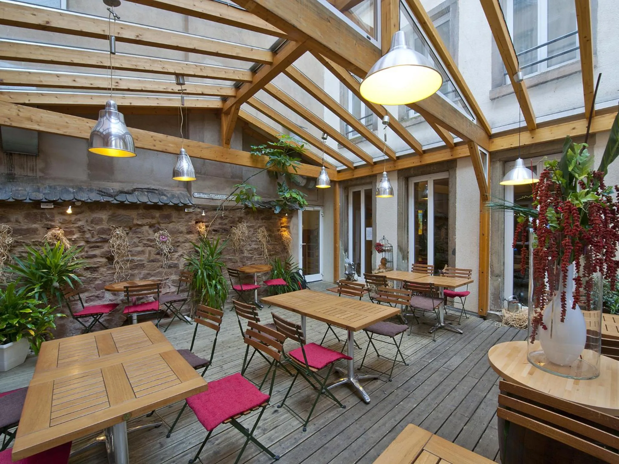 Patio in Hôtel le Grillon