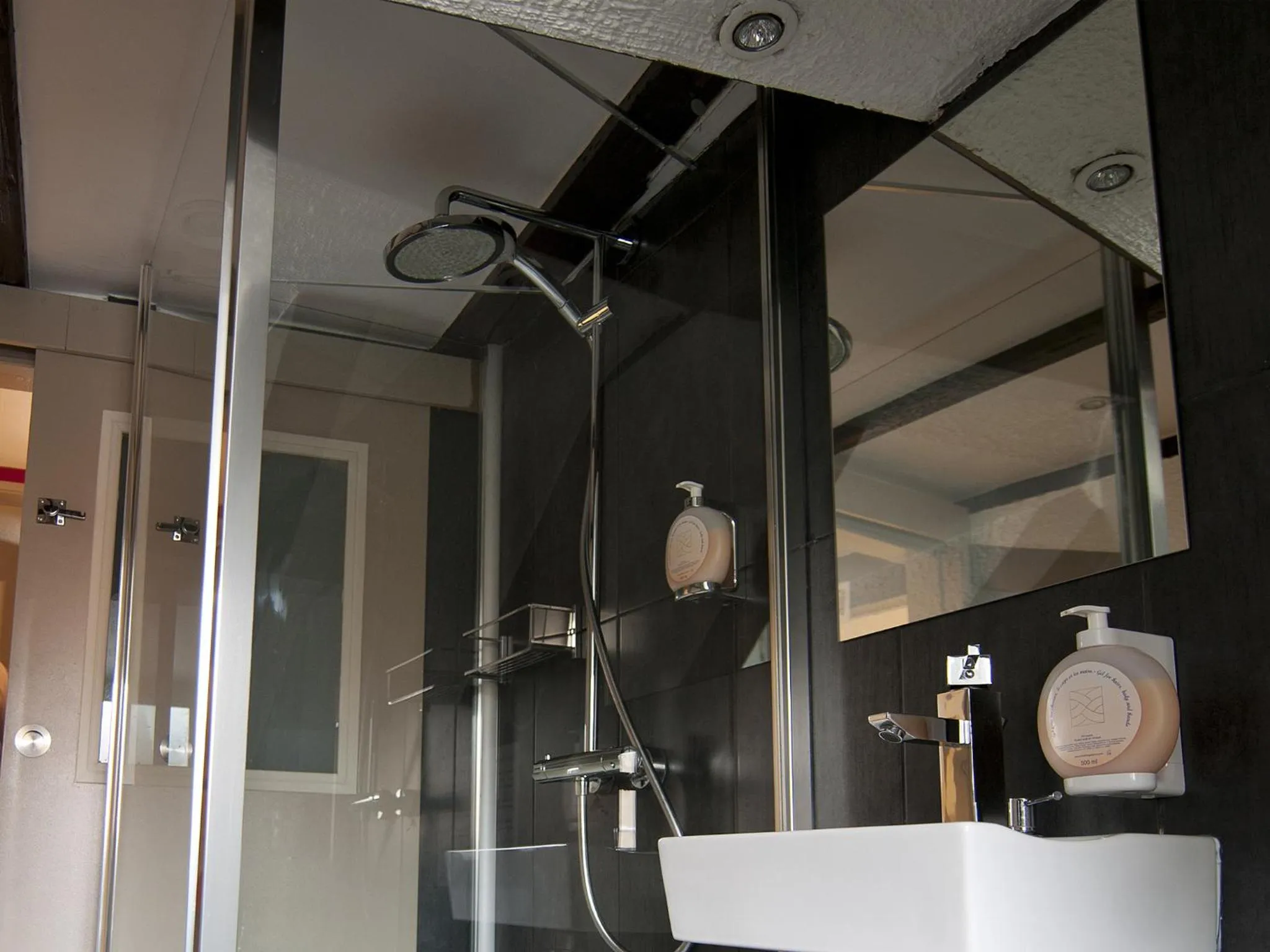 Bathroom in Hôtel le Grillon