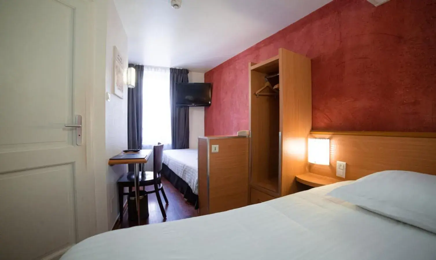 Twin Room in Hôtel le Grillon Twin Room in Hôtel le Grillon