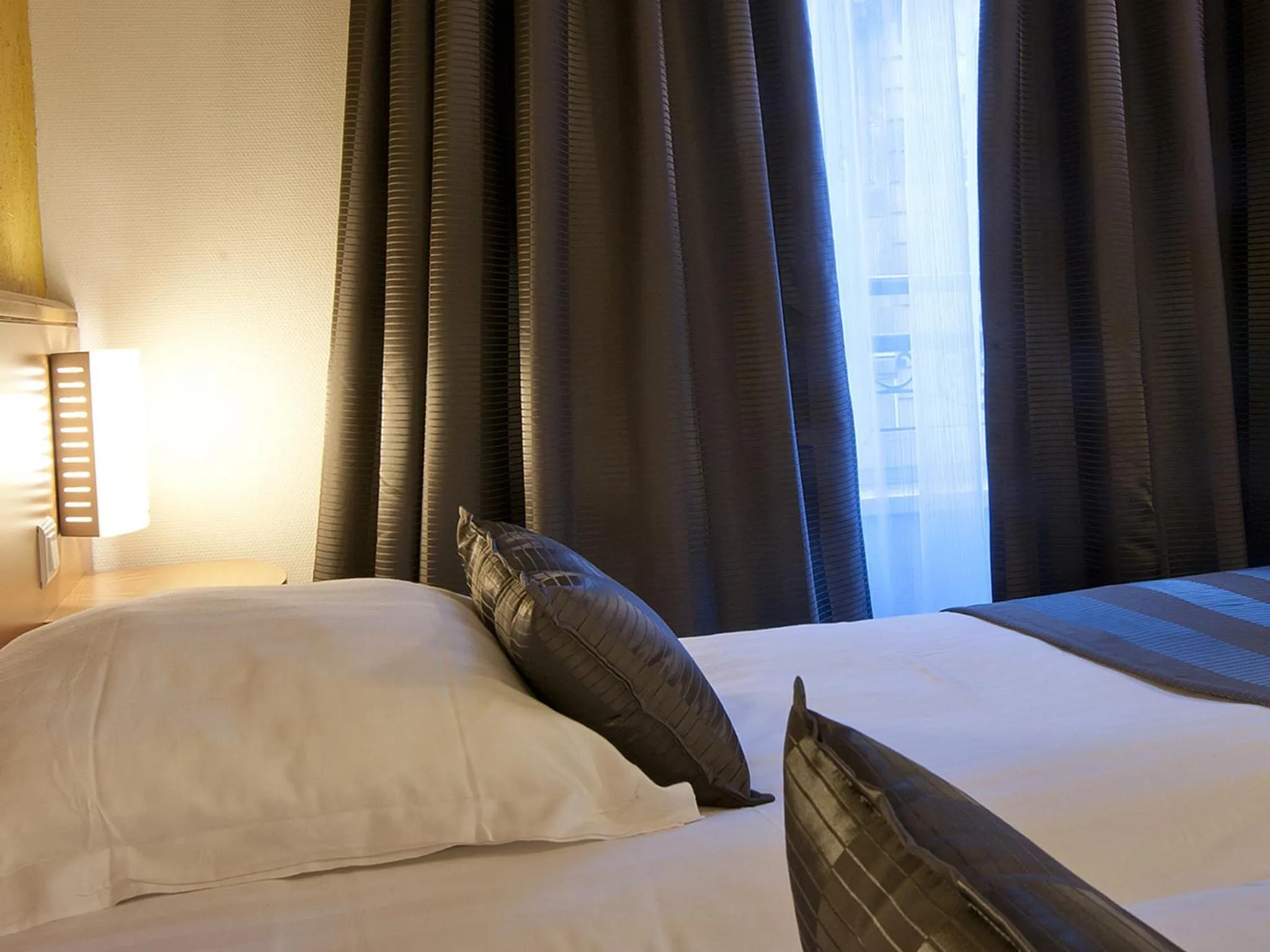 Bedroom, Bed in Hôtel le Grillon