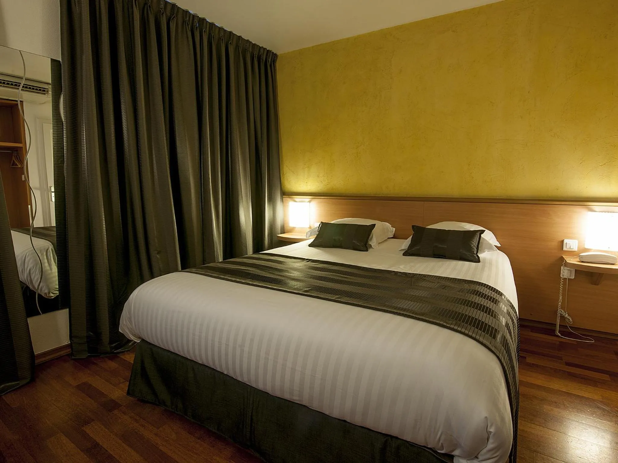 Bedroom, Bed in Hôtel le Grillon