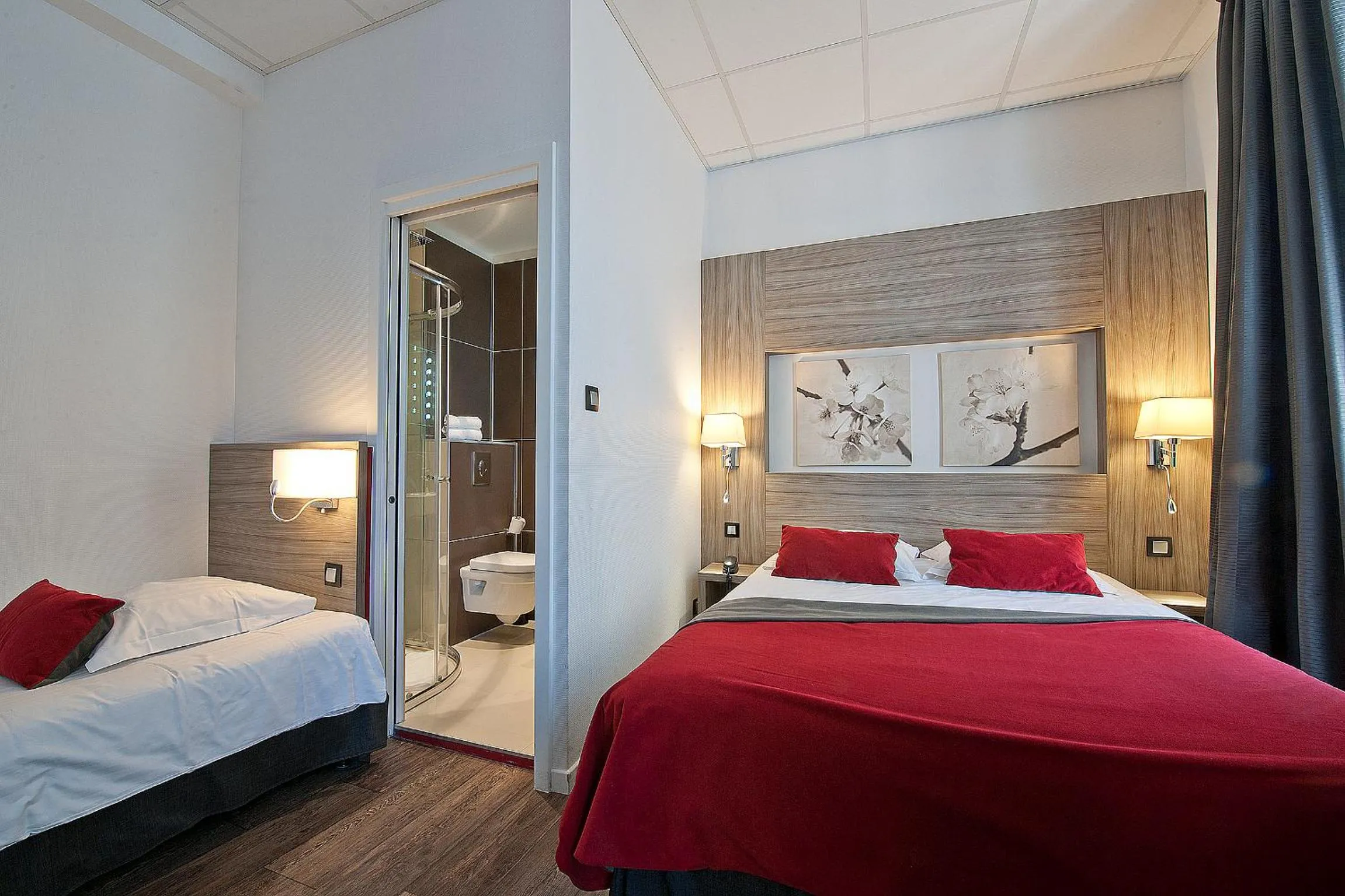 Photo of the whole room, Bed in Hôtel le Grillon