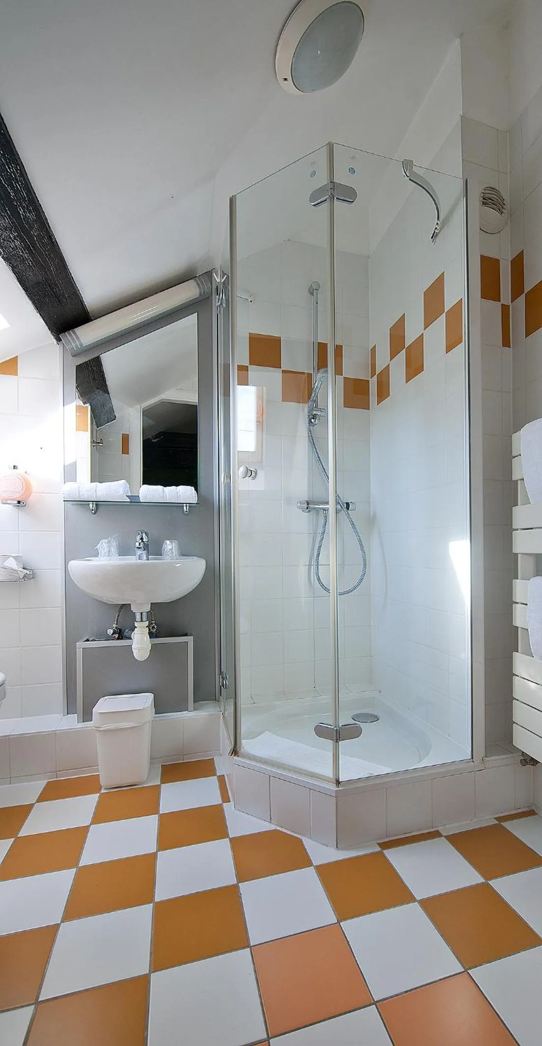 Bathroom in Hôtel le Grillon