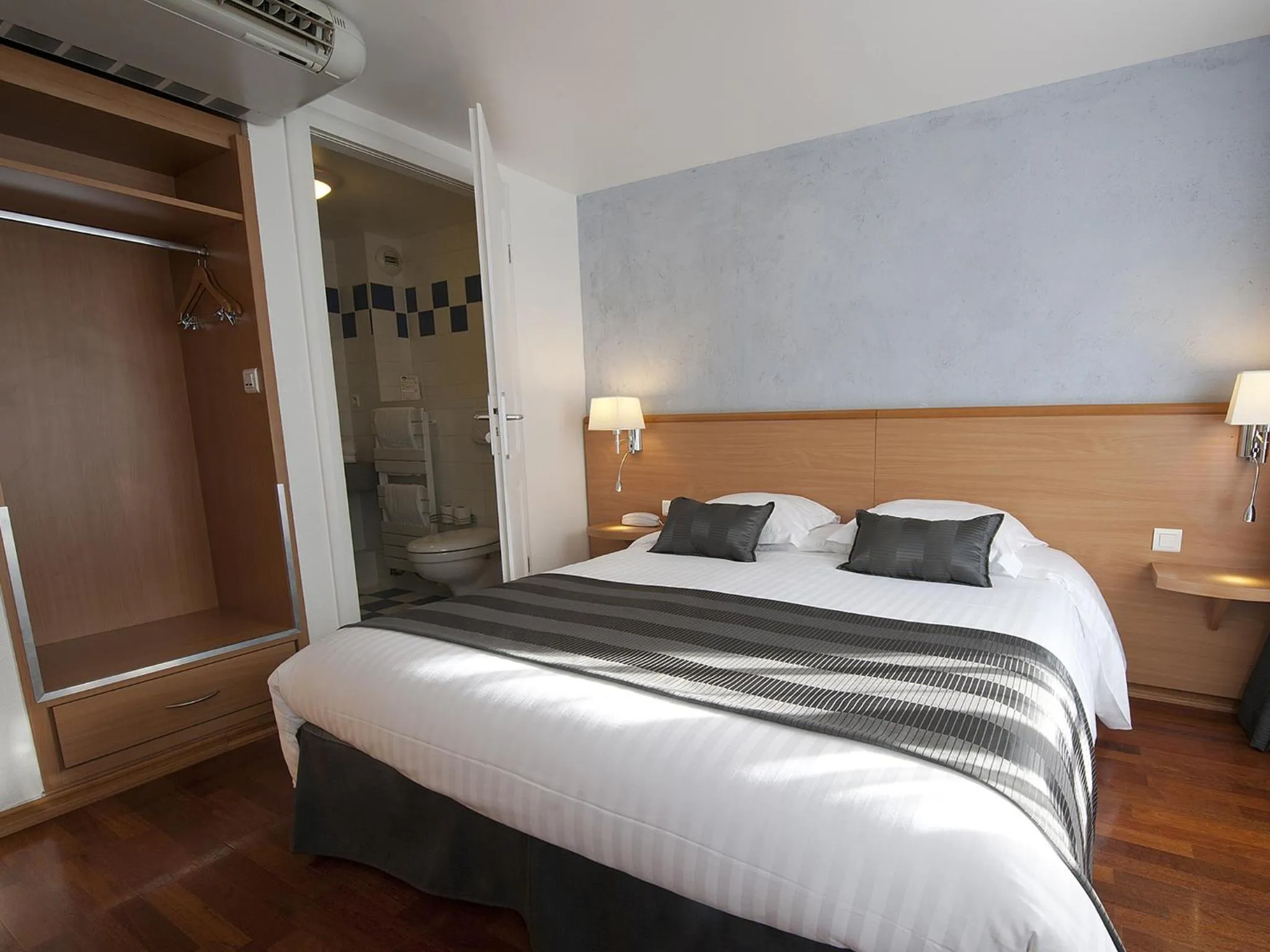 Photo of the whole room, Bed in Hôtel le Grillon