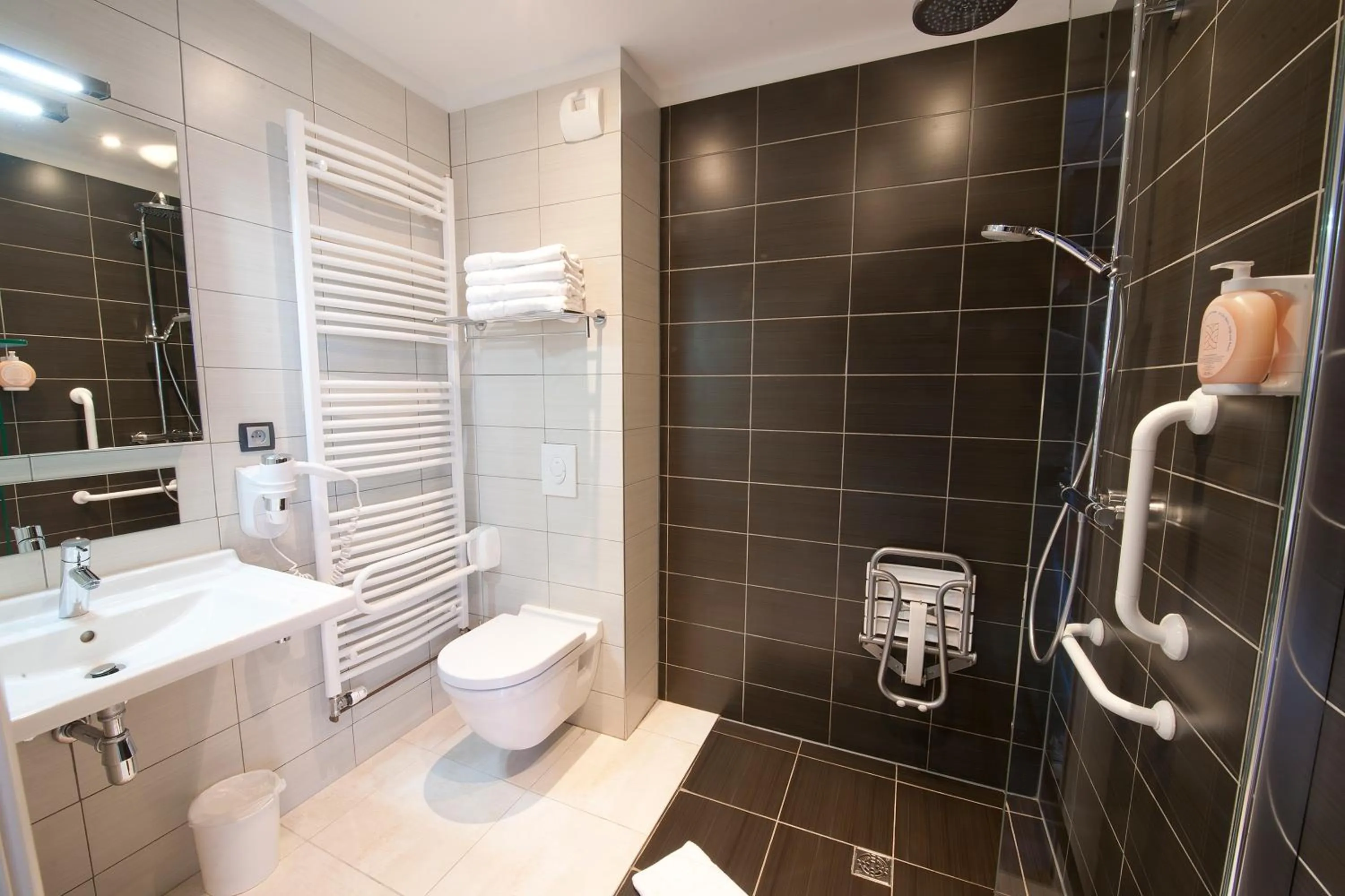 Bathroom in Hôtel le Grillon