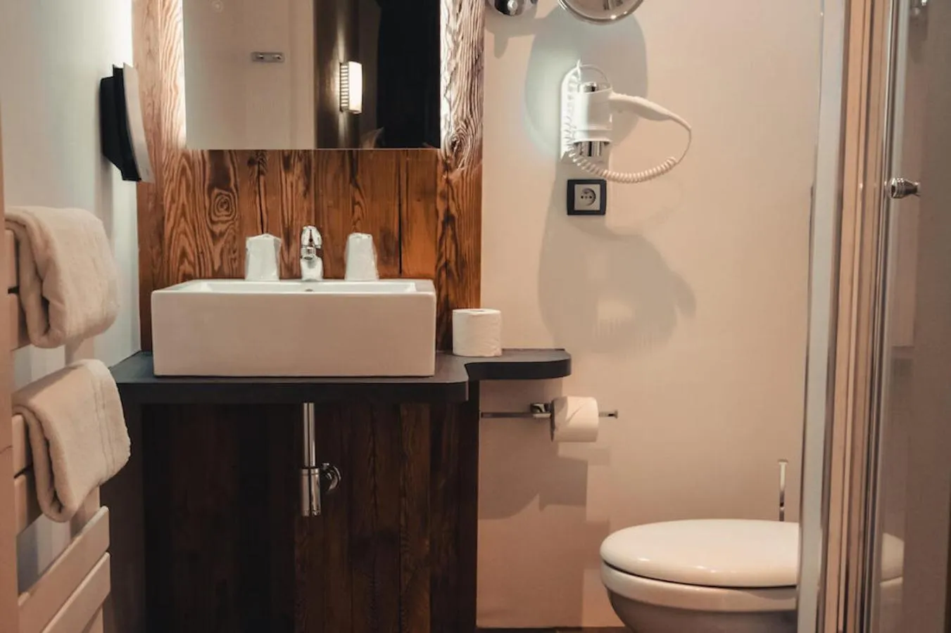 Bathroom in Hôtel le Grillon