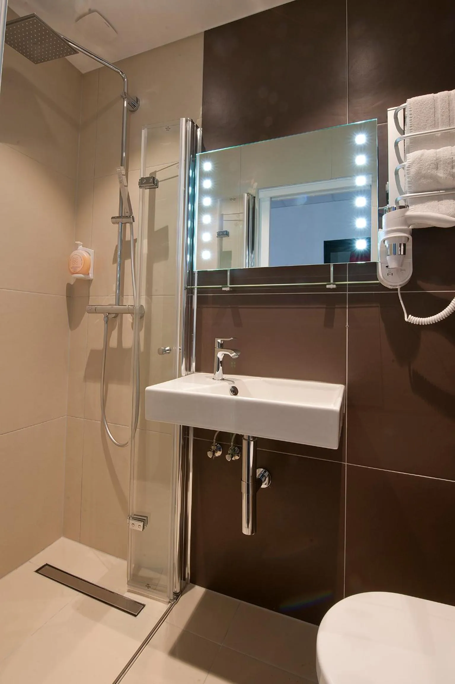 Bathroom in Hôtel le Grillon