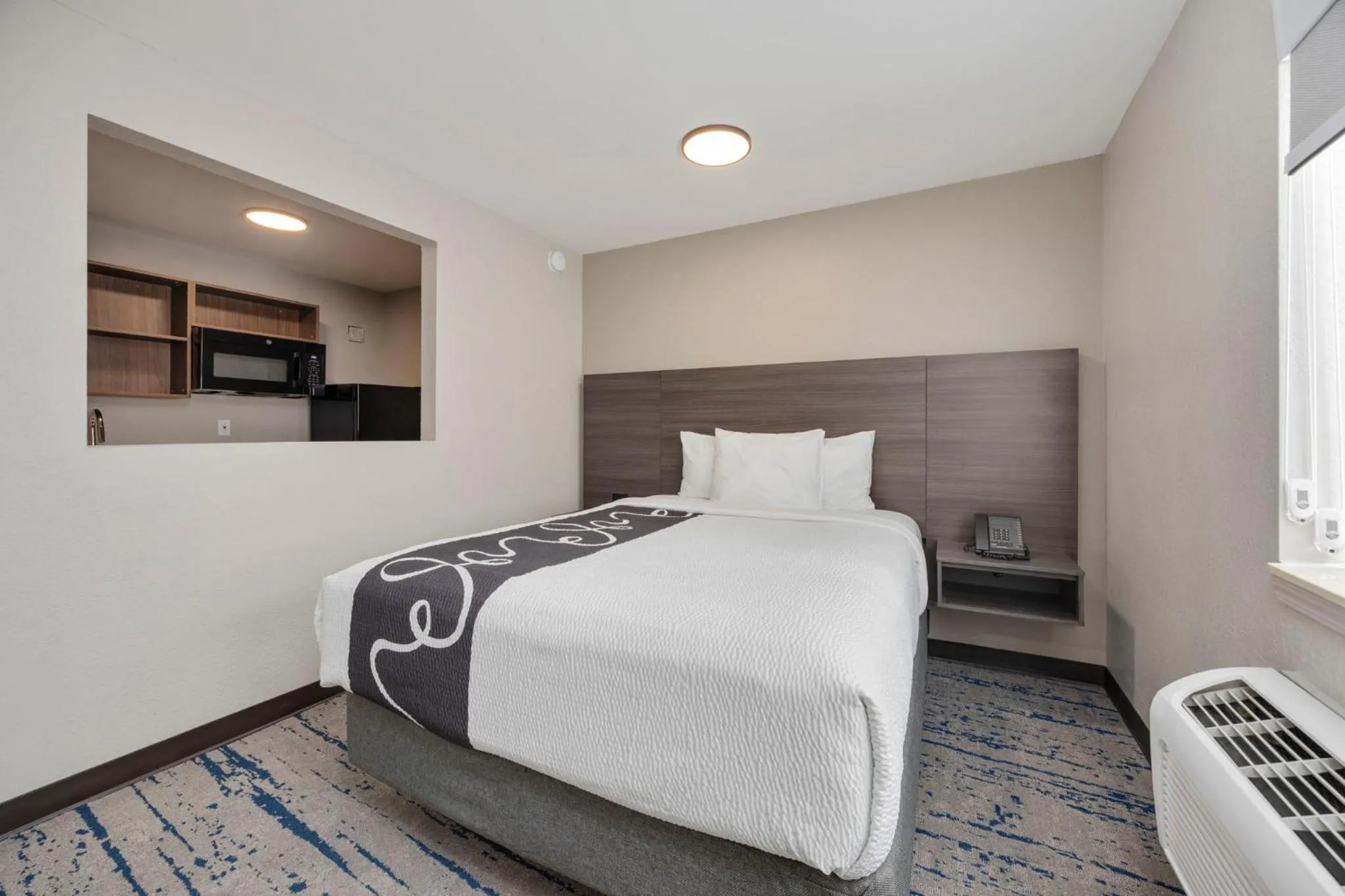 Bedroom, Bed in HomeStay Suites