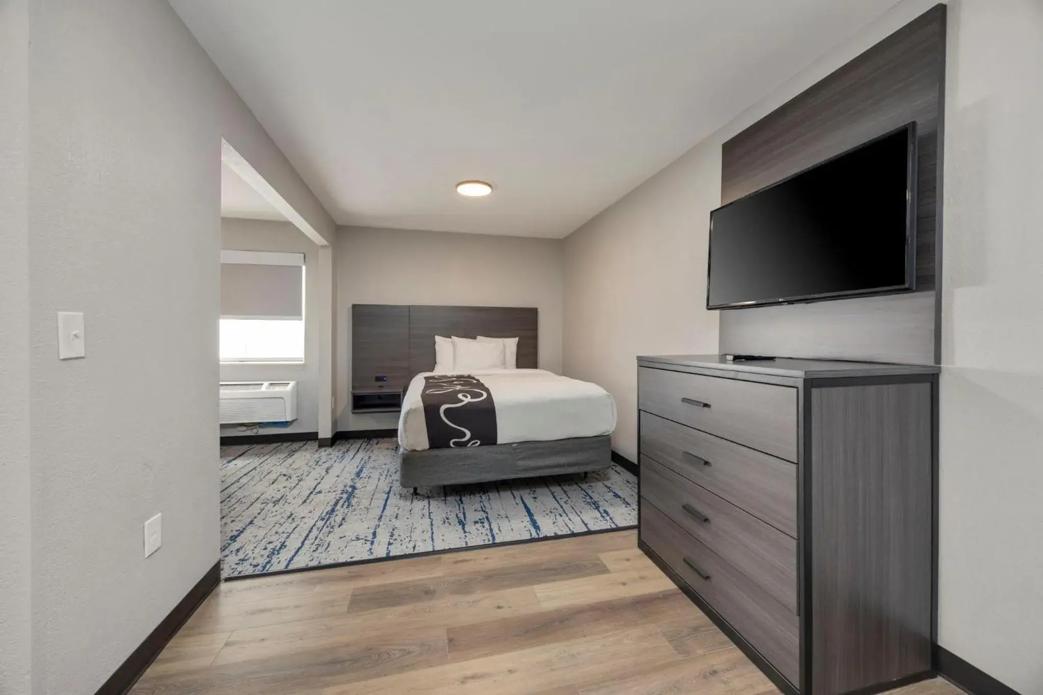 TV and multimedia, Bed in HomeStay Suites TV and multimedia, Bed in HomeStay Suites