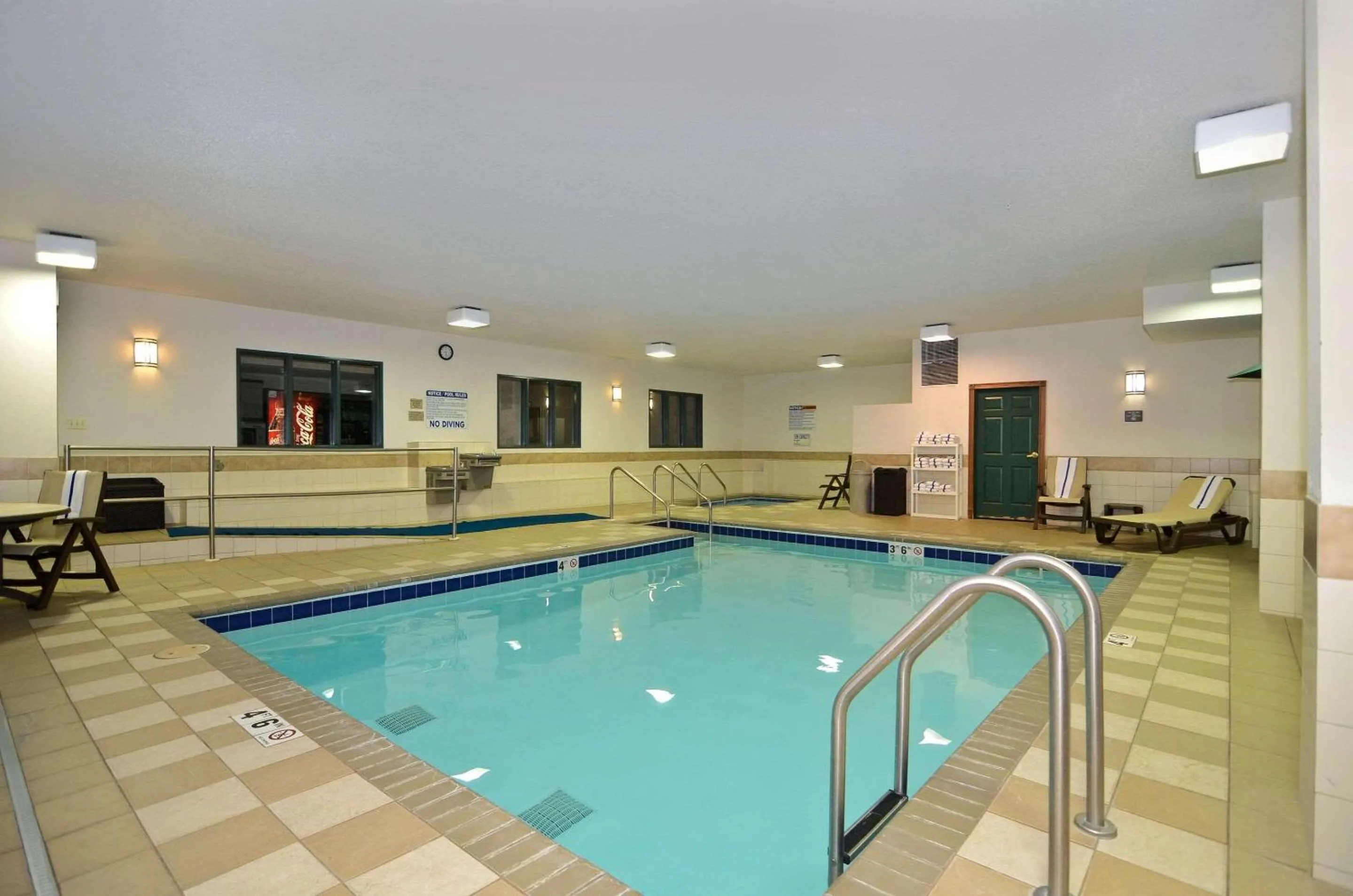 Swimming pool in Country Inn & Suites by Radisson, Stevens Point, WI