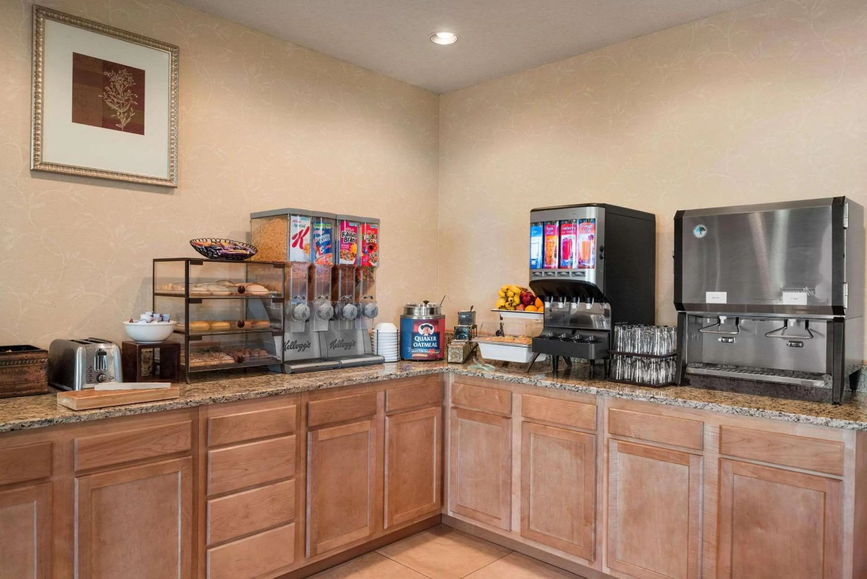 Breakfast in Country Inn & Suites by Radisson, Stevens Point, WI