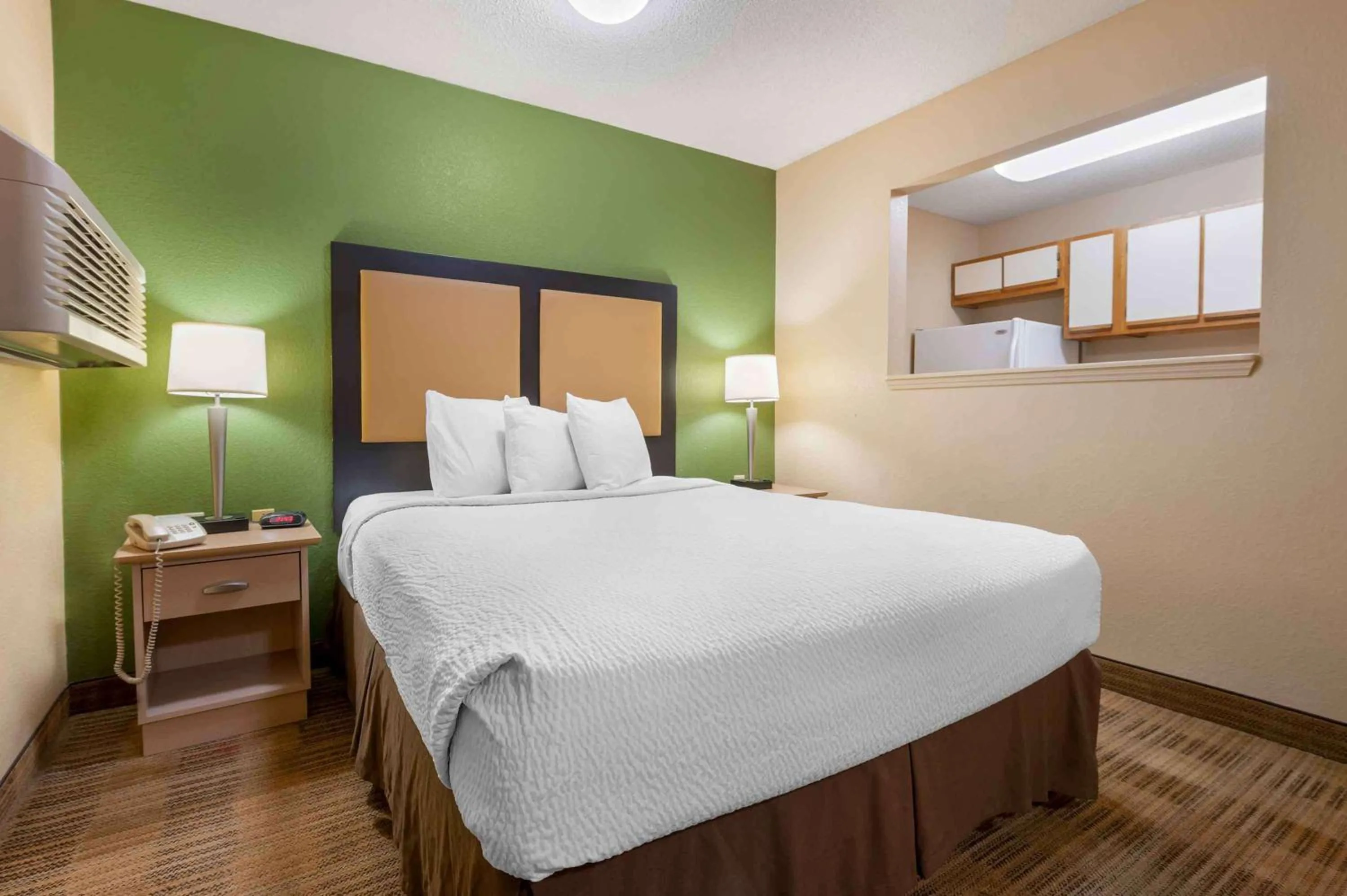 Bedroom, Bed in Extended Stay America Suites - Evansville - East