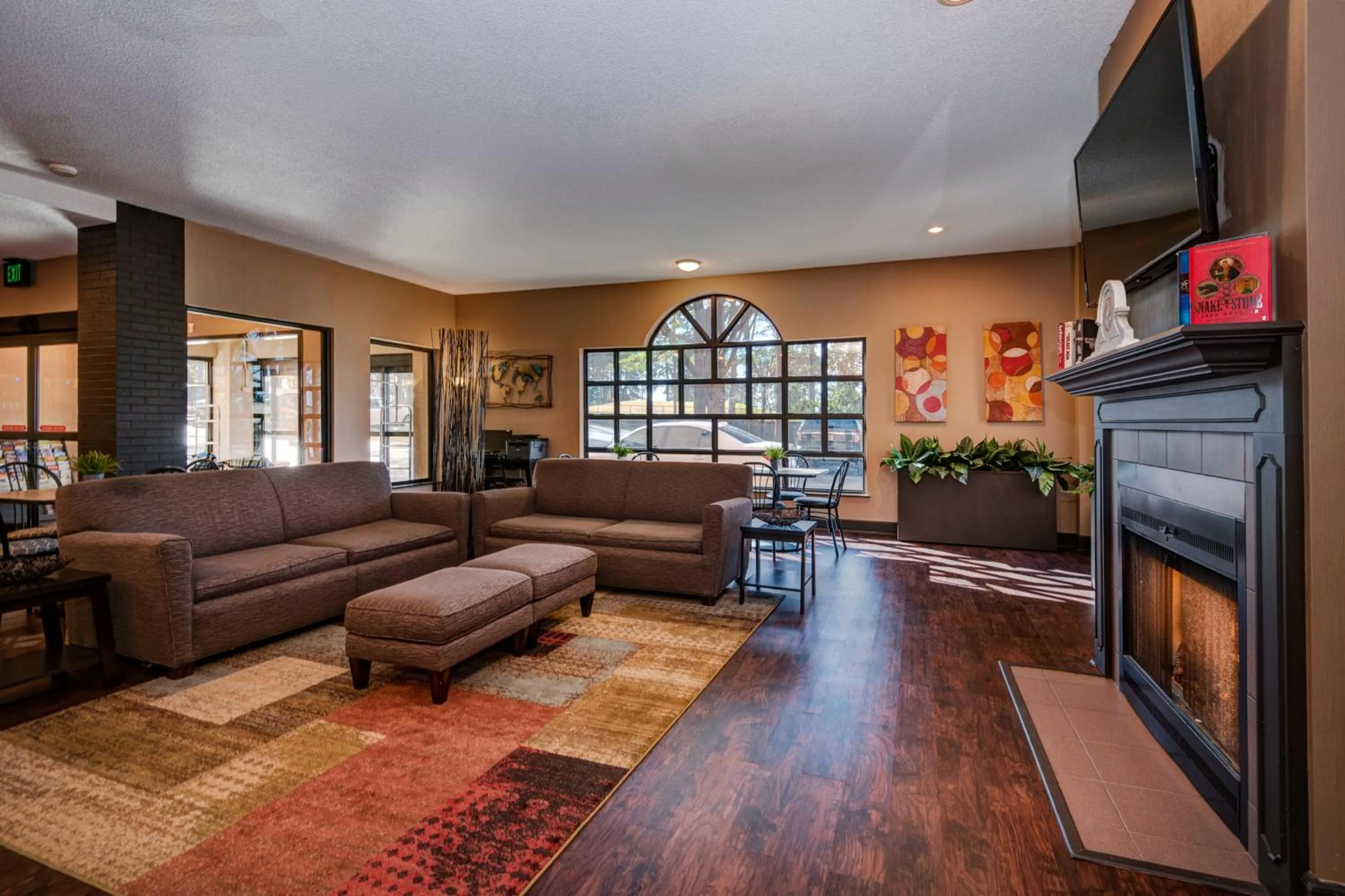 Communal lounge/ TV room in Guest Inn & Suites - Midtown Medical Center