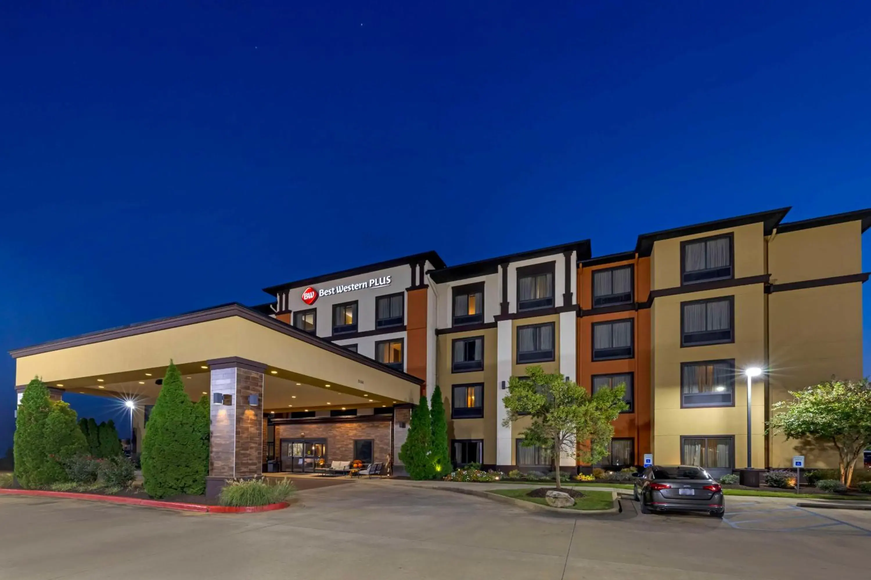 Property building in Best Western Plus Tupelo Inn & Suites Property building in Best Western Plus Tupelo Inn & Suites