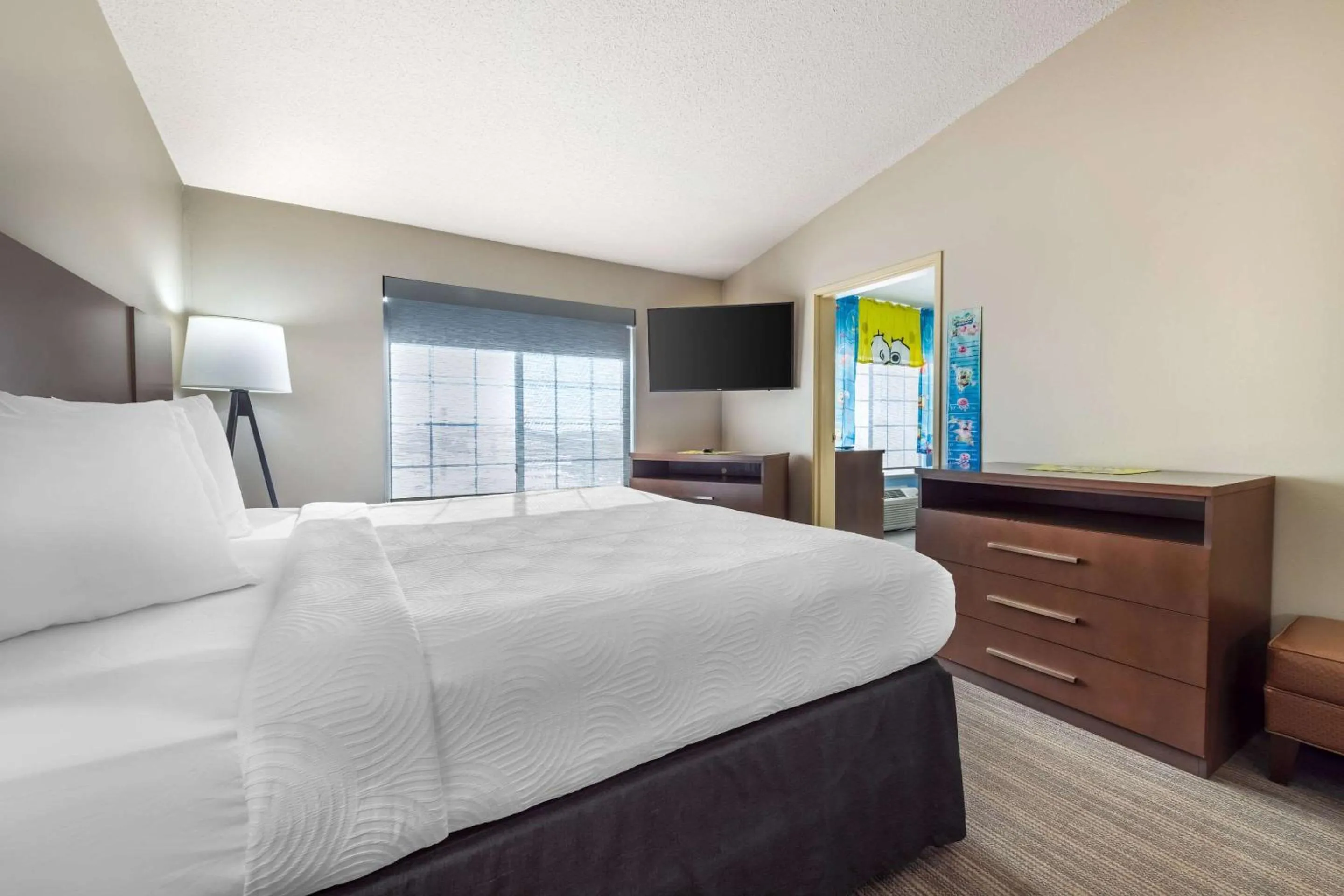 Bedroom, Bed in Country Inn & Suites by Radisson, Watertown, SD