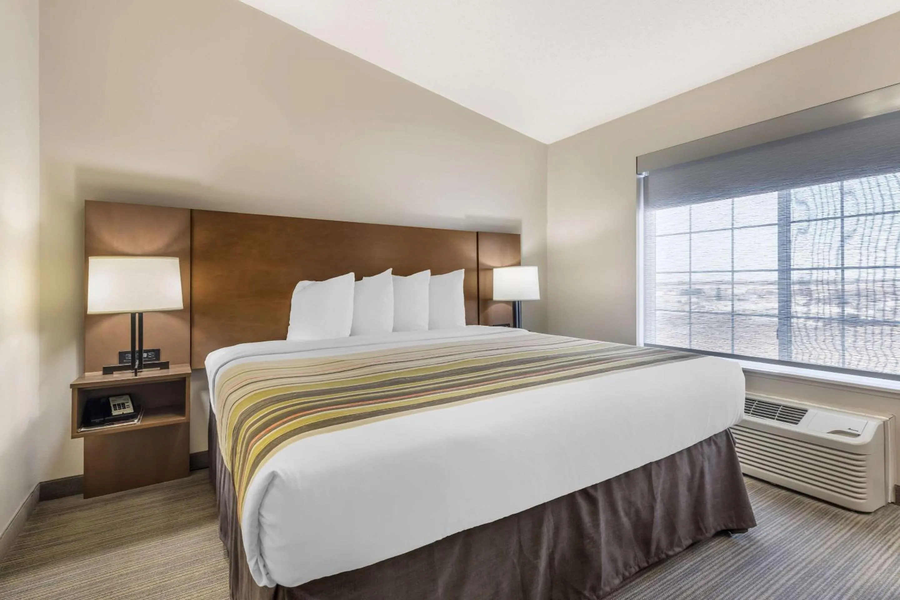 Bedroom, Bed in Country Inn & Suites by Radisson, Watertown, SD