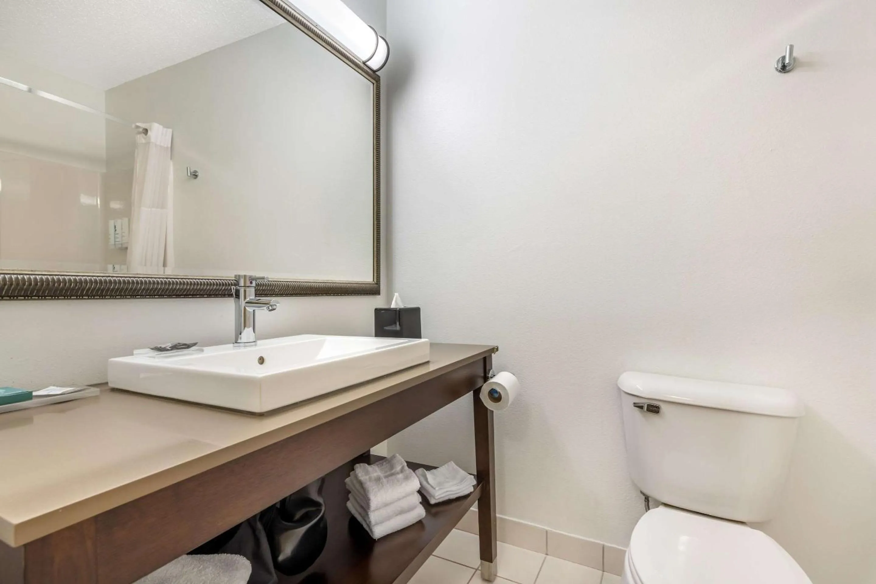 Bedroom in Country Inn & Suites by Radisson, Watertown, SD