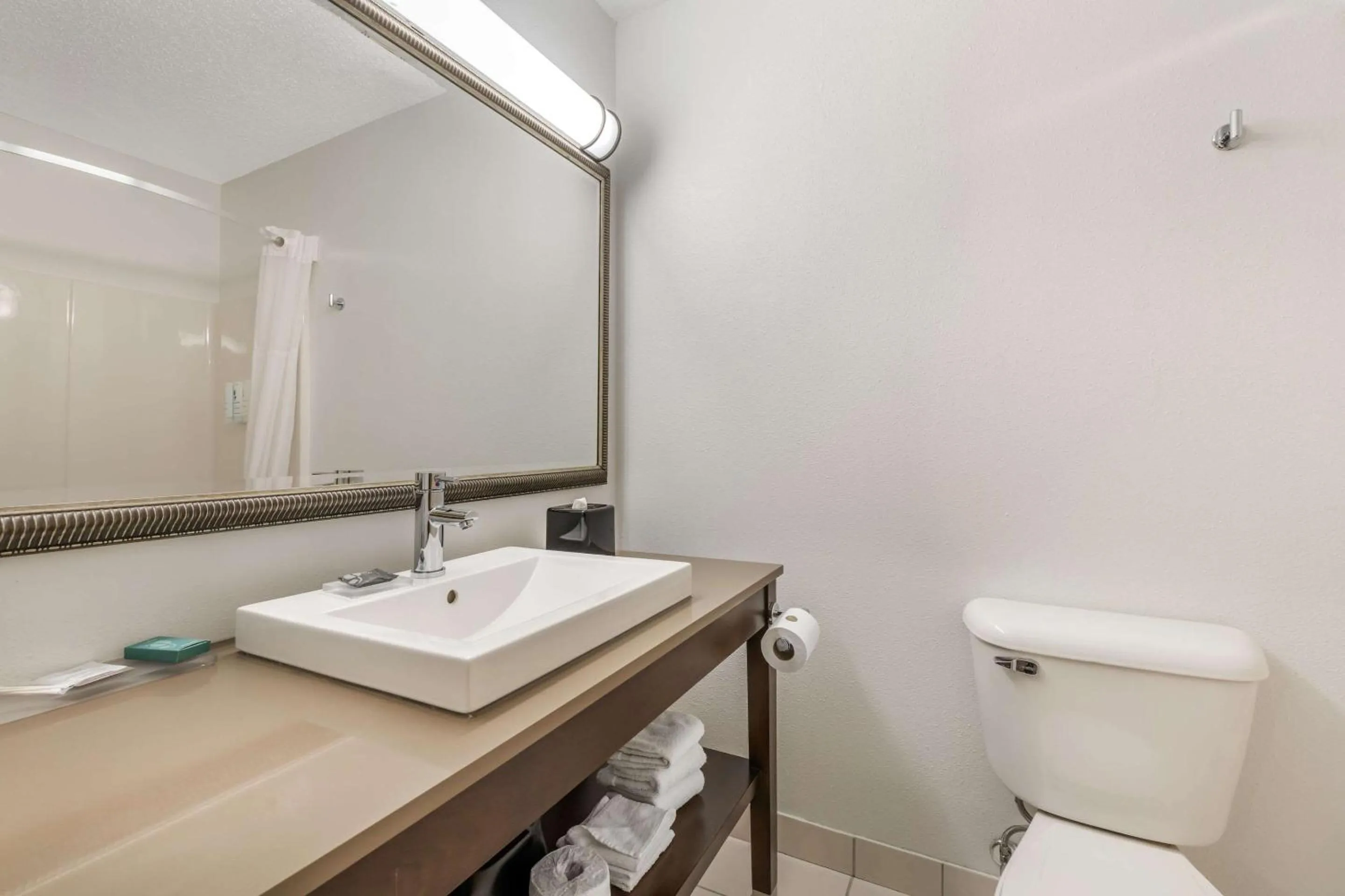 Bedroom in Country Inn & Suites by Radisson, Watertown, SD