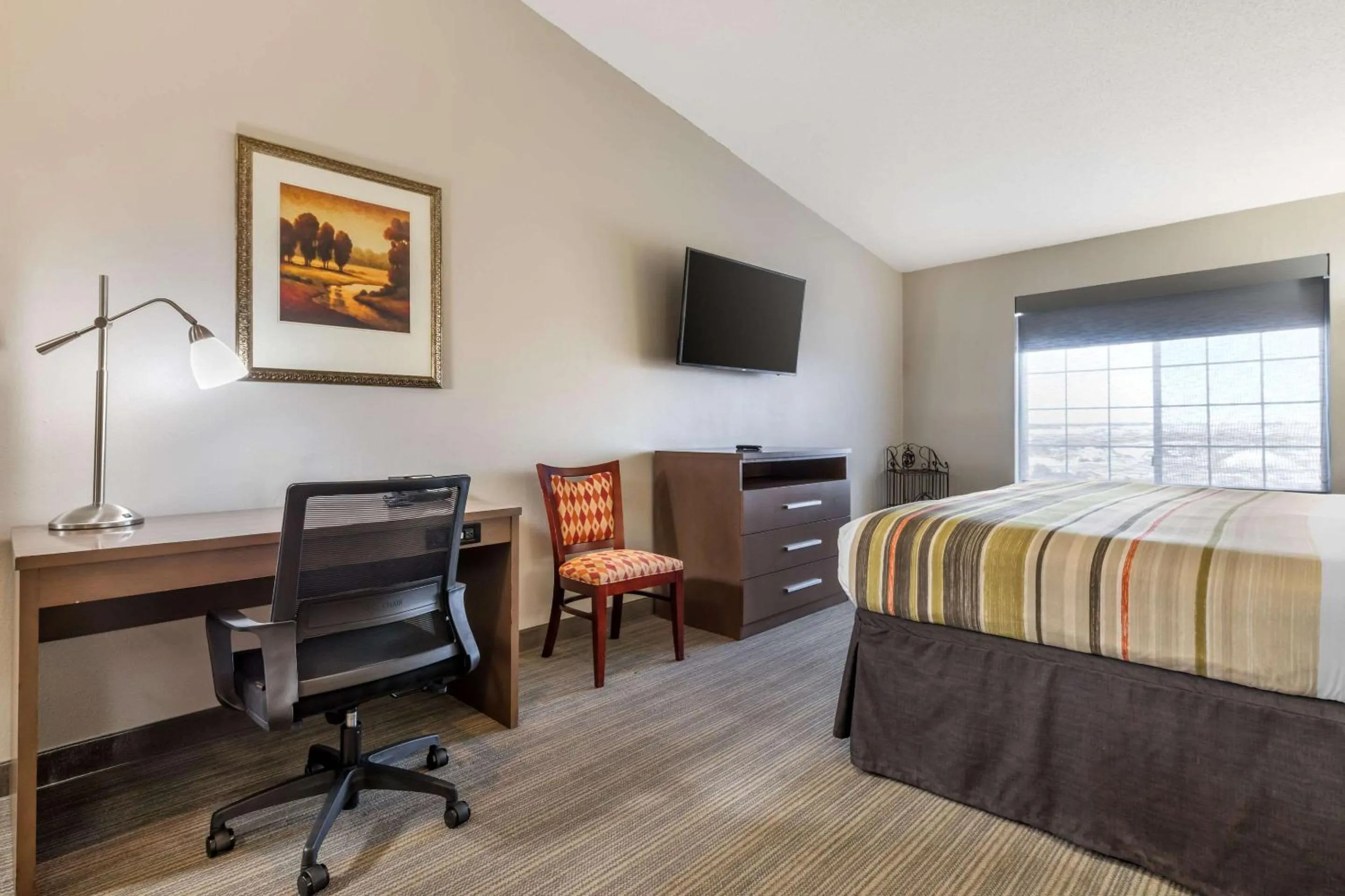 Bedroom, Bed in Country Inn & Suites by Radisson, Watertown, SD