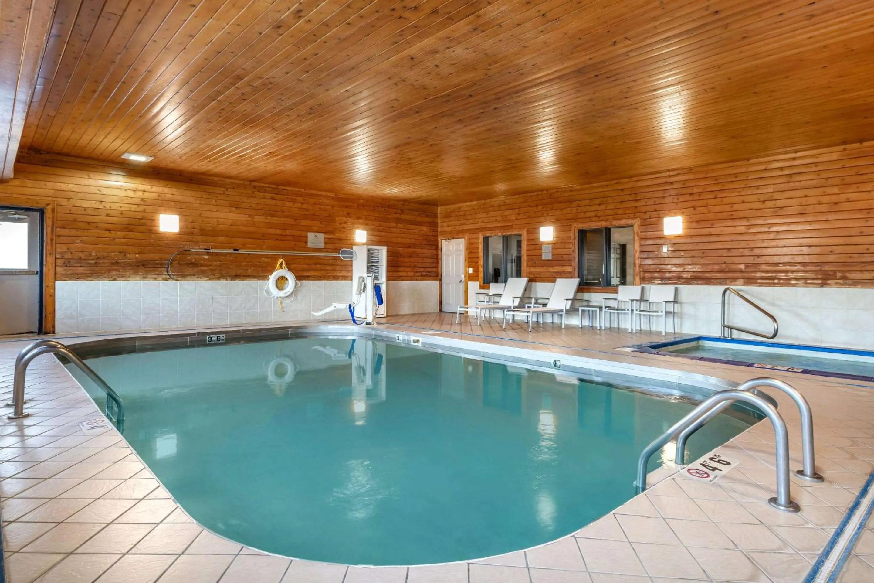 Swimming pool in Country Inn & Suites by Radisson, Watertown, SD