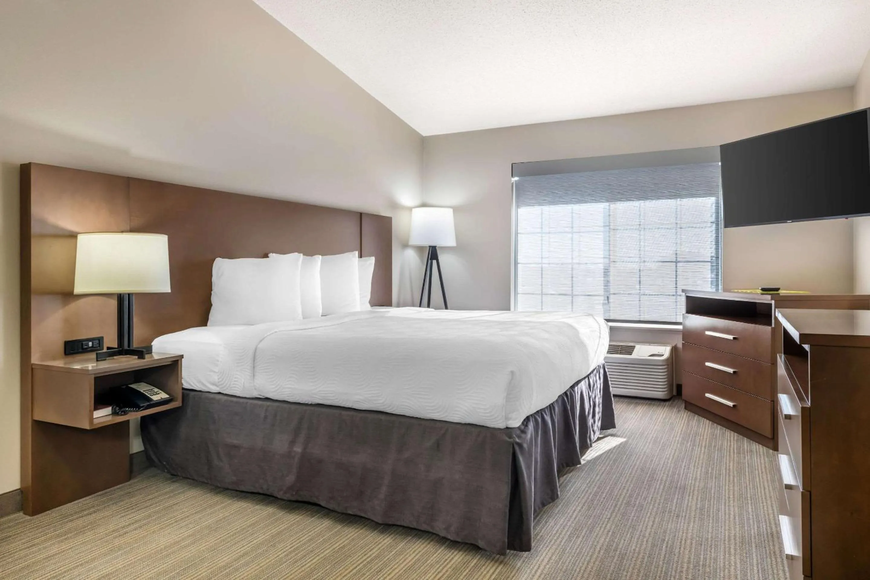 Bedroom, Bed in Country Inn & Suites by Radisson, Watertown, SD