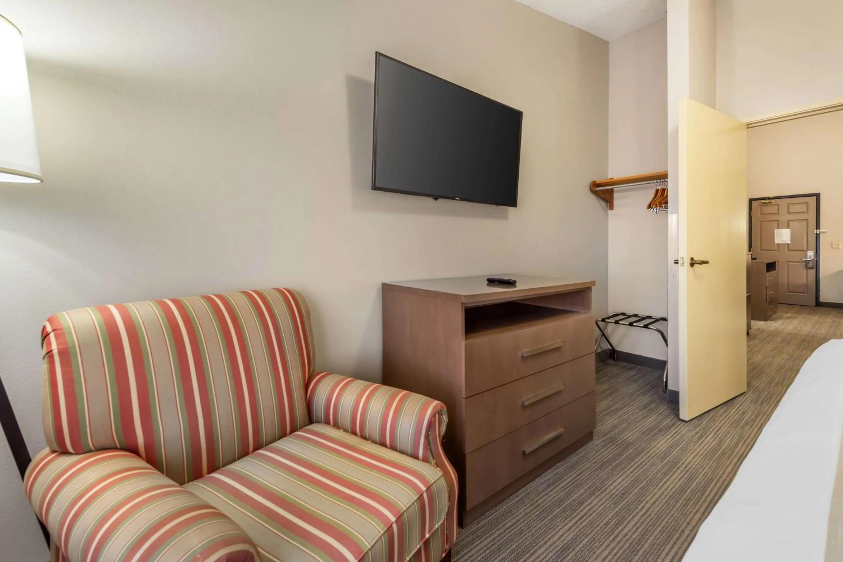 Bedroom, Bed in Country Inn & Suites by Radisson, Watertown, SD
